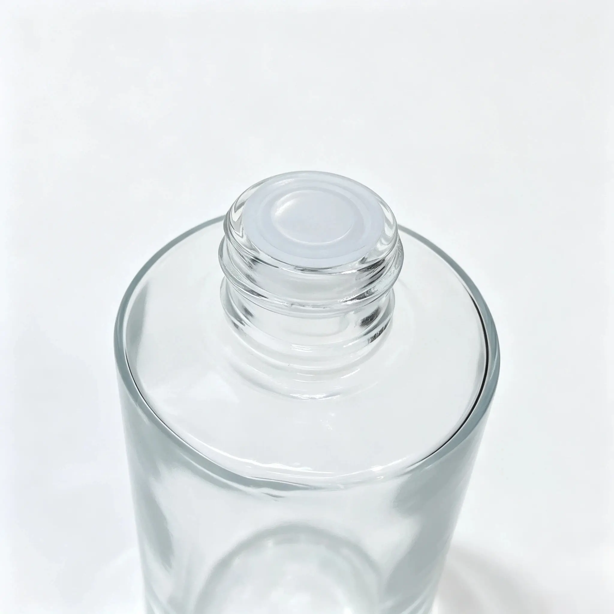 Close view of the screw neck opening on the 150ml glass facial toner bottle