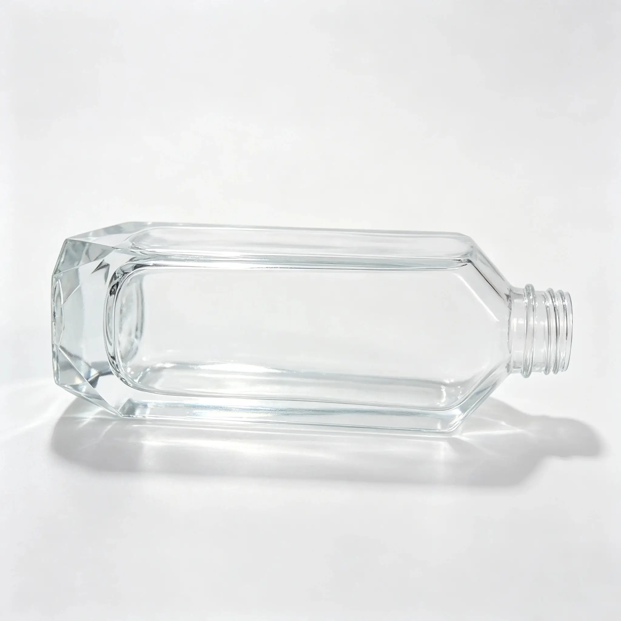 150ml Glass Lotion Pump Bottle Side Structure Side profile of the 150ml glass lotion pump bottle showing its bottle structure and overall proportions