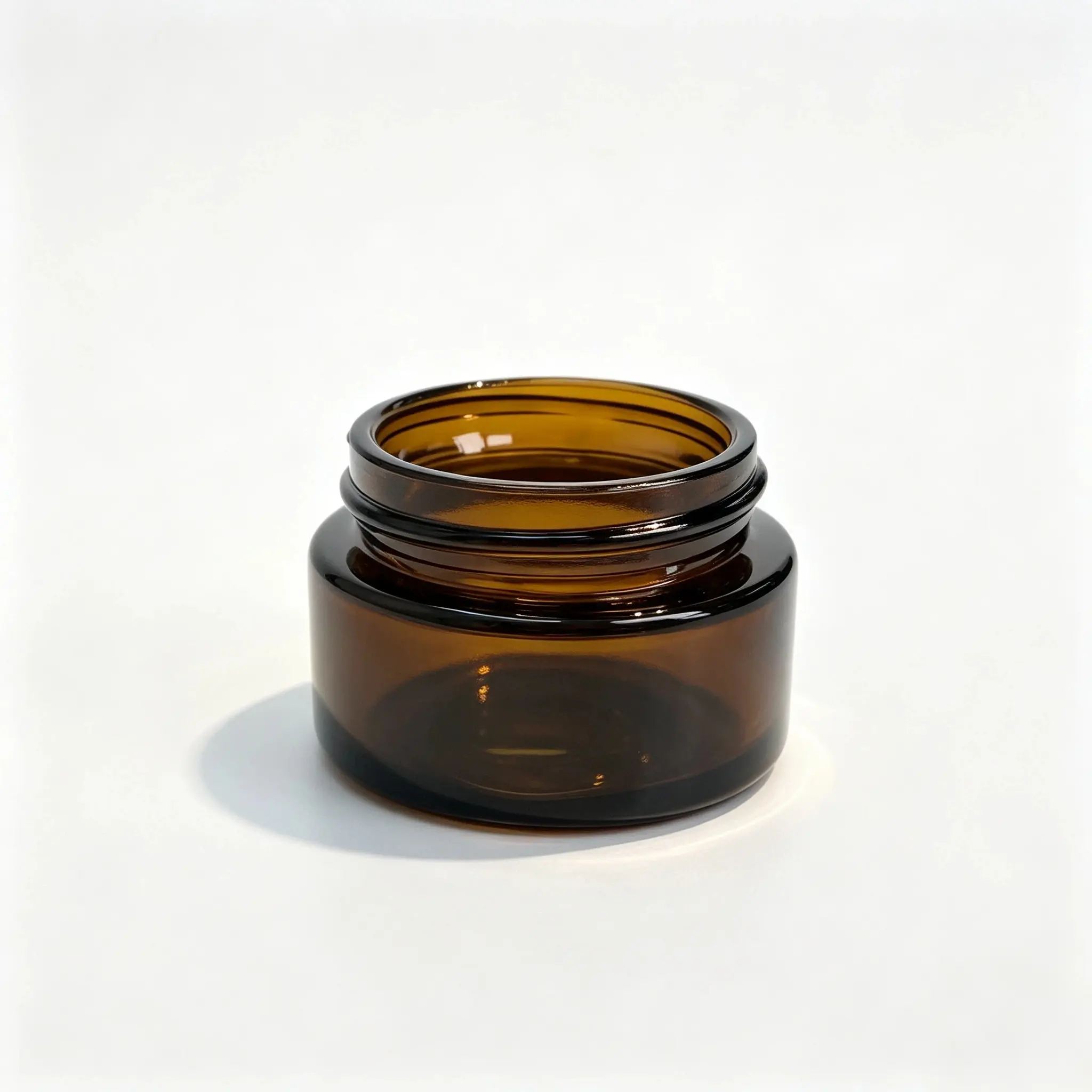 Close view of the opening area of the 30g amber glass cosmetic cream jar for closure and filling evaluation