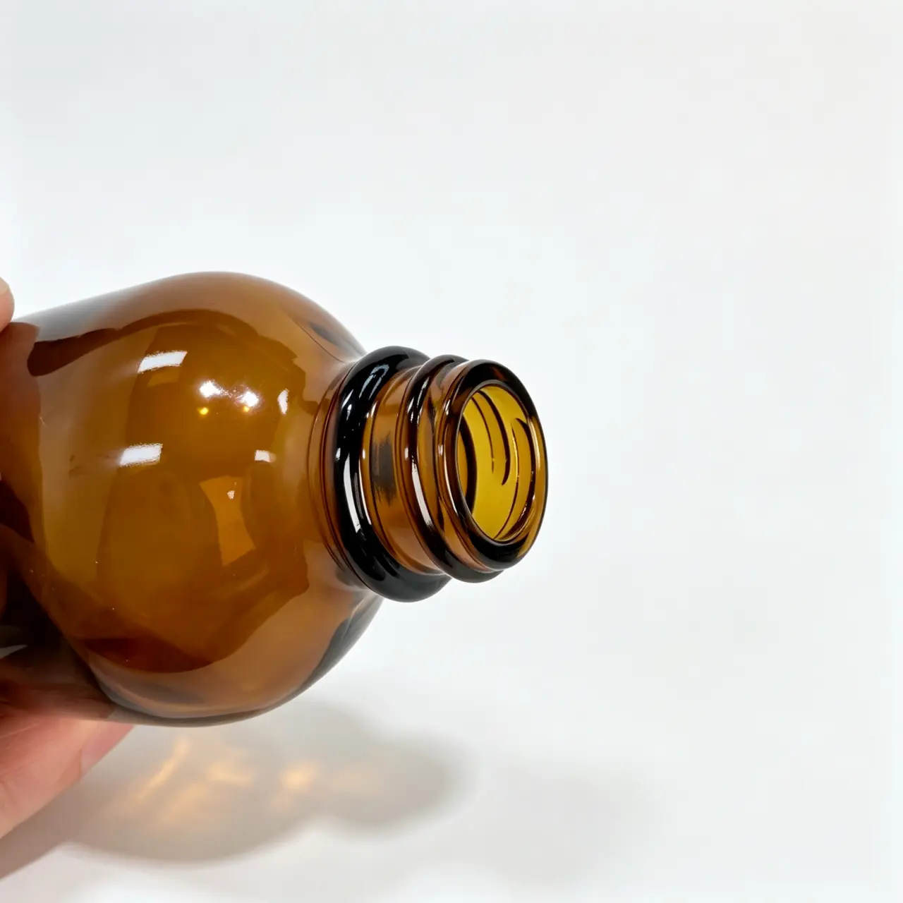 30ml-Gold-Boston-Round-Oil-Bottle-Neck-Detail Threaded neck and opening detail of the 30ml gold Boston round oil bottle