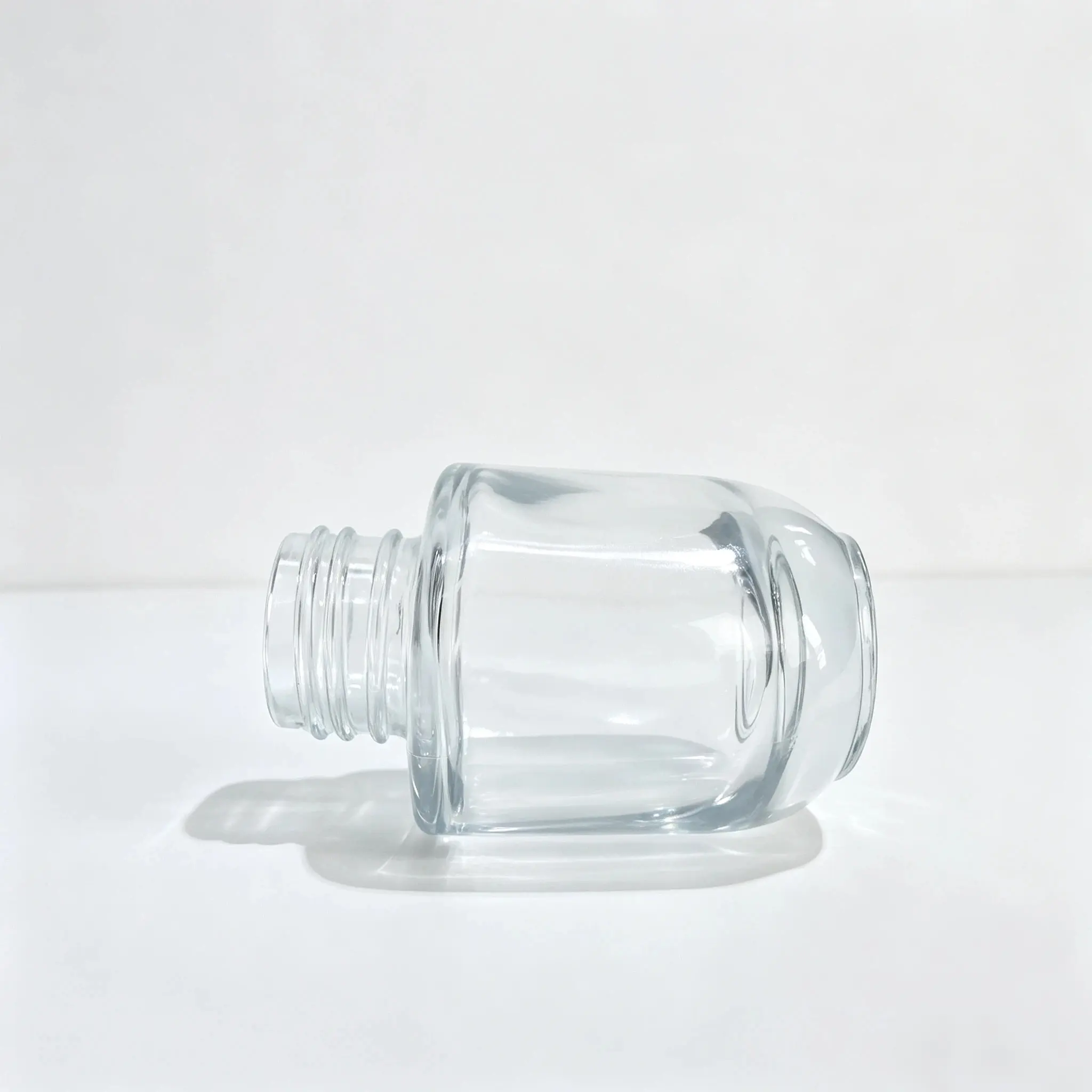 30ml Transparent Lotion Bottle Side Structure Side view of the 30ml transparent lotion bottle showing its narrow 28 mm profile and assembled closure structure