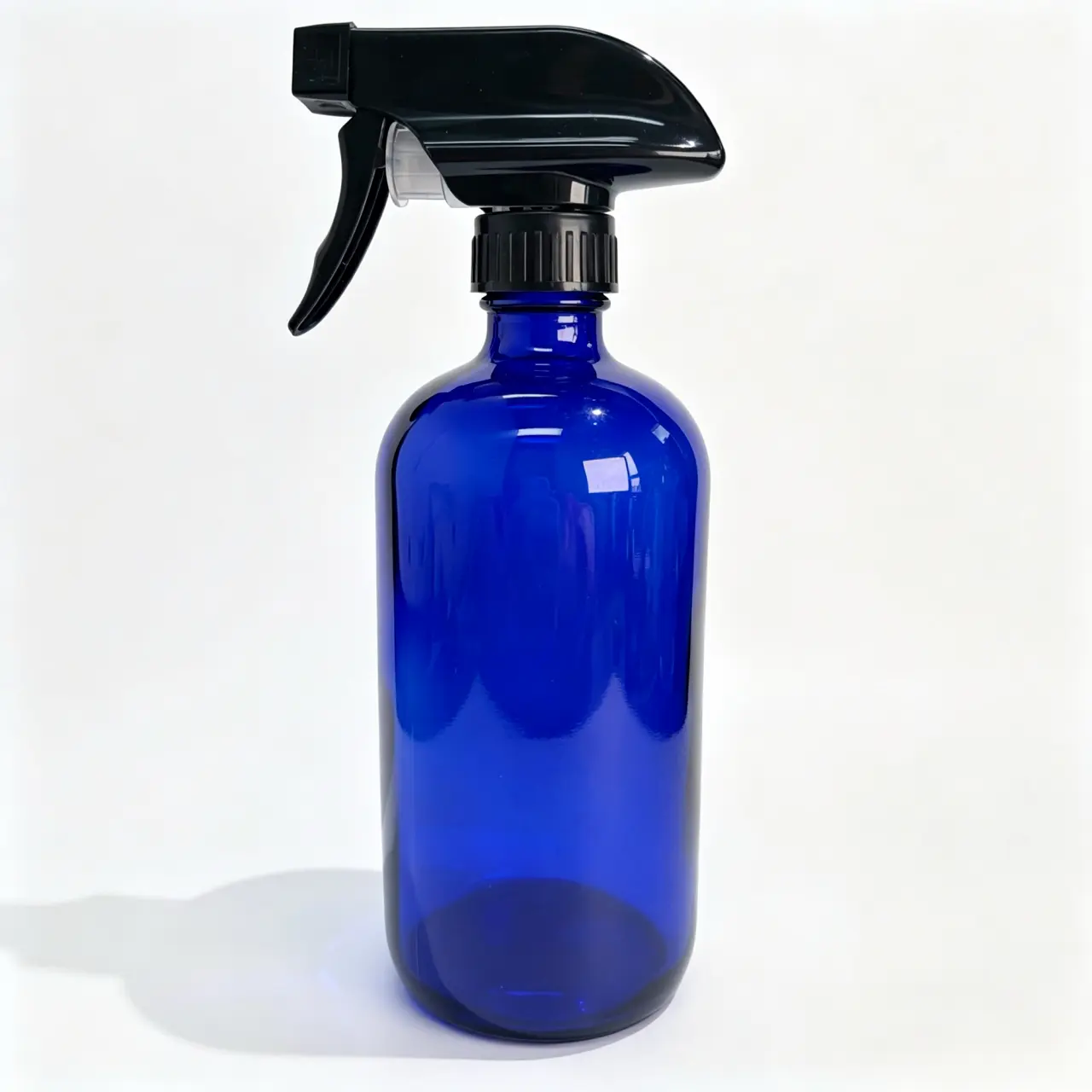 500ml Blue Boston Round Bottle Square Trigger Sprayer Front View Front view of the 500ml blue Boston round bottle fitted with a square trigger sprayer.