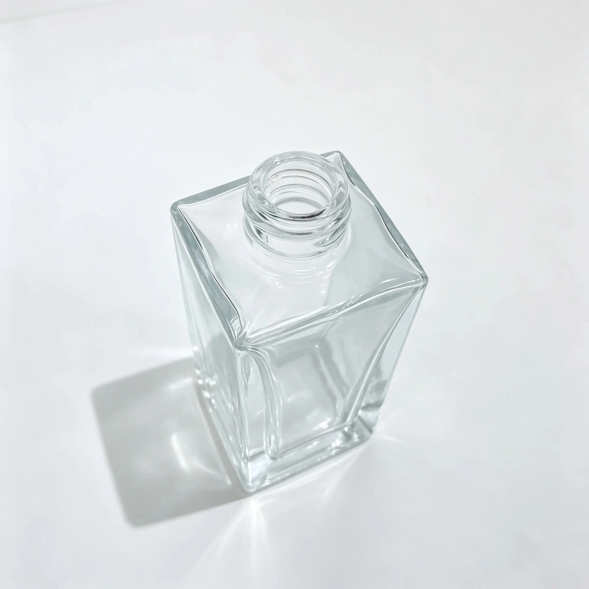 50ml Clear Glass Lotion Bottle Neck Opening Close view of the 50ml clear glass lotion bottle neck opening and closure connection structure