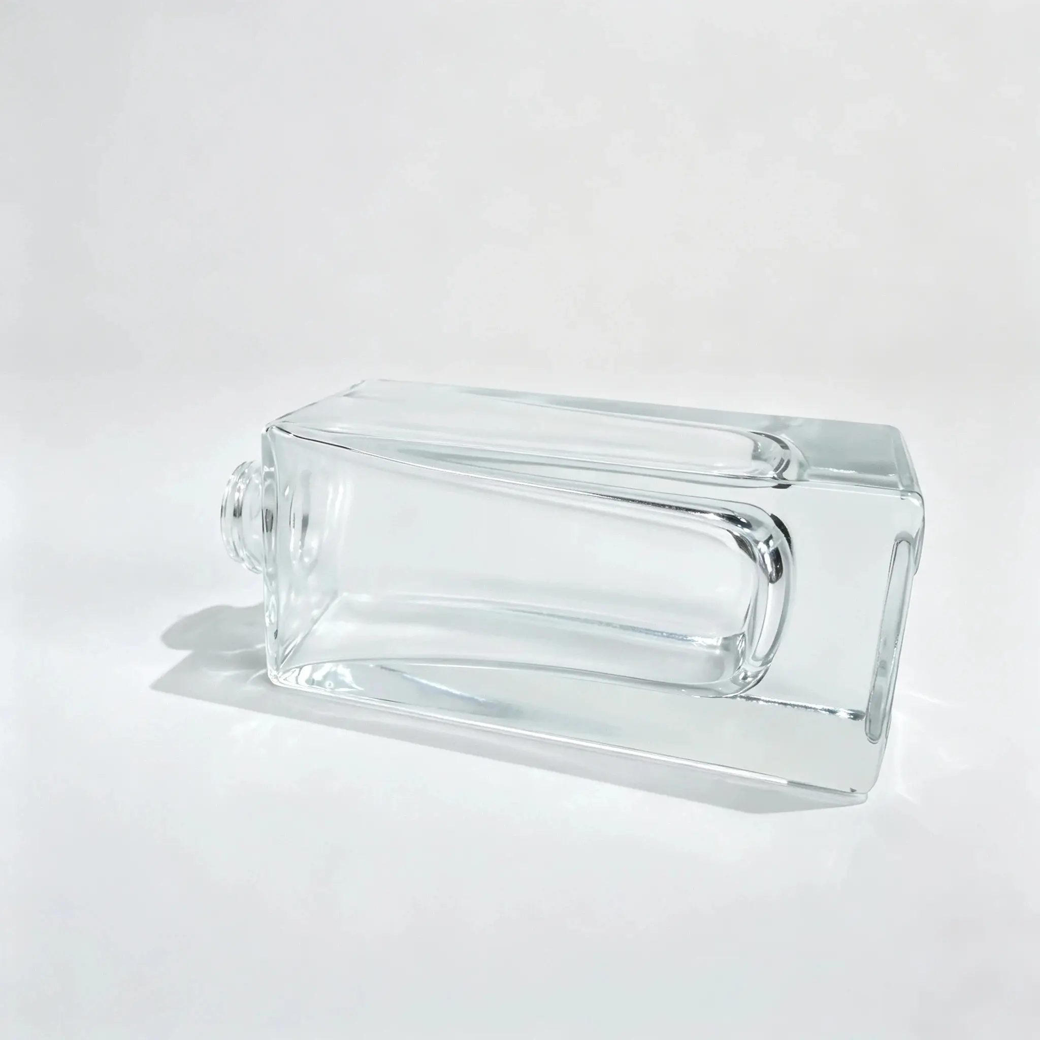 50ml Clear Glass Lotion Bottle Side Structure Side structure of the 50ml clear glass lotion bottle showing its narrow cylindrical glass bottle profile