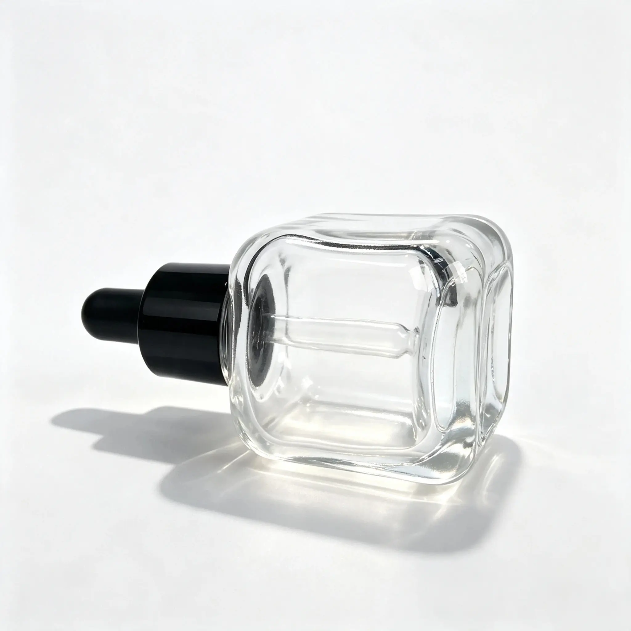 50ml Glass Serum Dropper Bottle Side View Side profile of the assembled 50ml glass serum dropper bottle and closure.