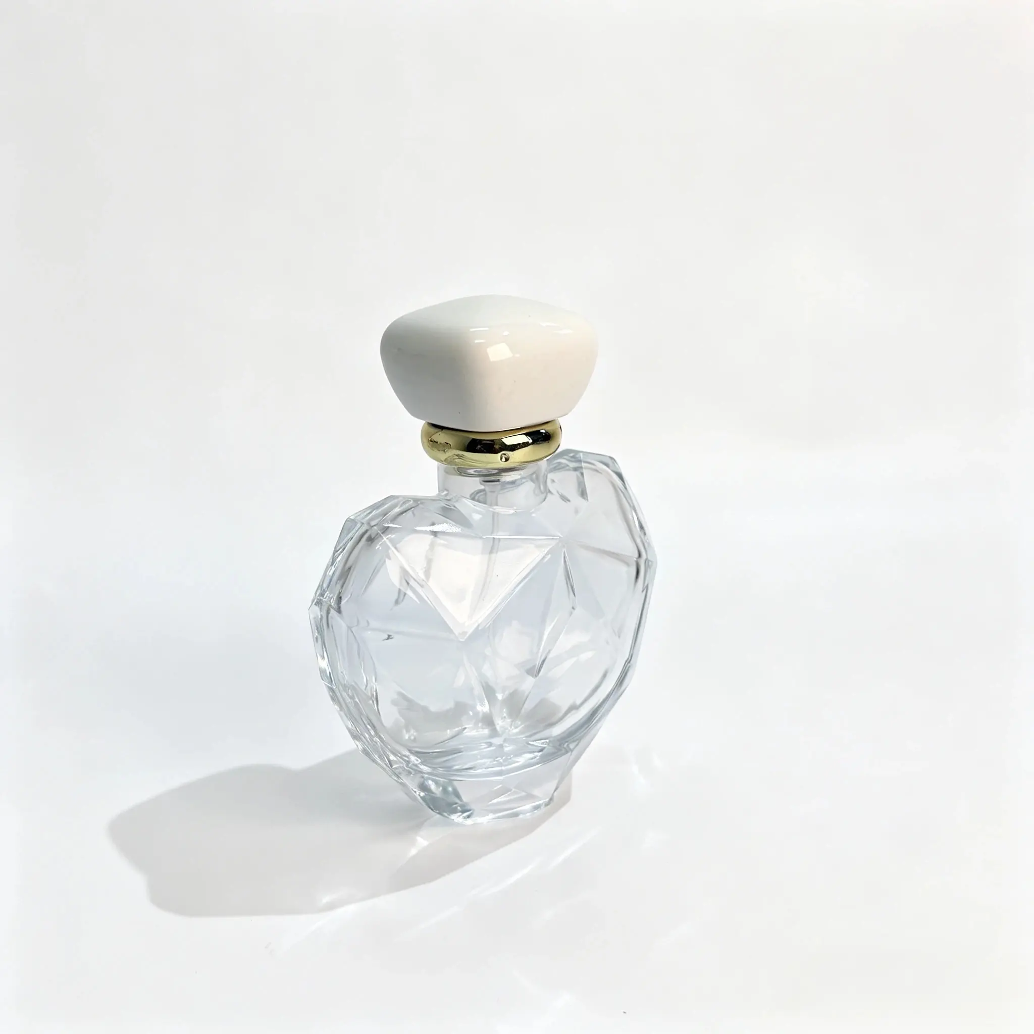 100ml Geometric Heart Perfume Bottle – Side Profile Side profile of the 100ml geometric heart perfume bottle showing the depth of its faceted body and the proportions of the assembled bottle and cap.