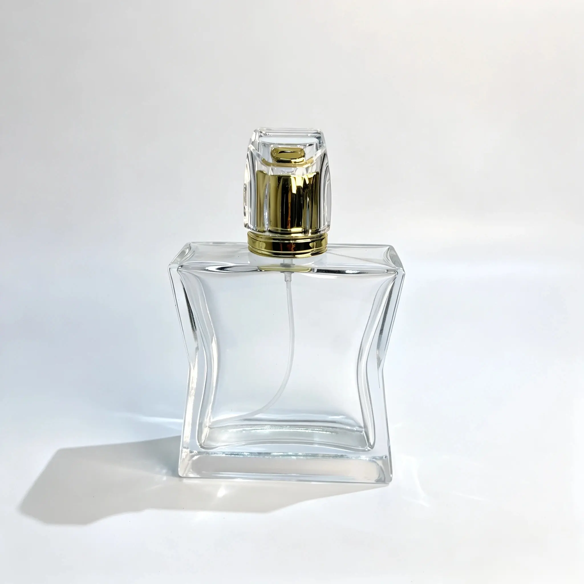 100ml 모래시계 향수병 - 정면도 안쪽으로 굽은 허리, 직사각형 바디, 장착된 향수 캡이 특징인 100ml 모래시계형 향수병의 정면 모습.