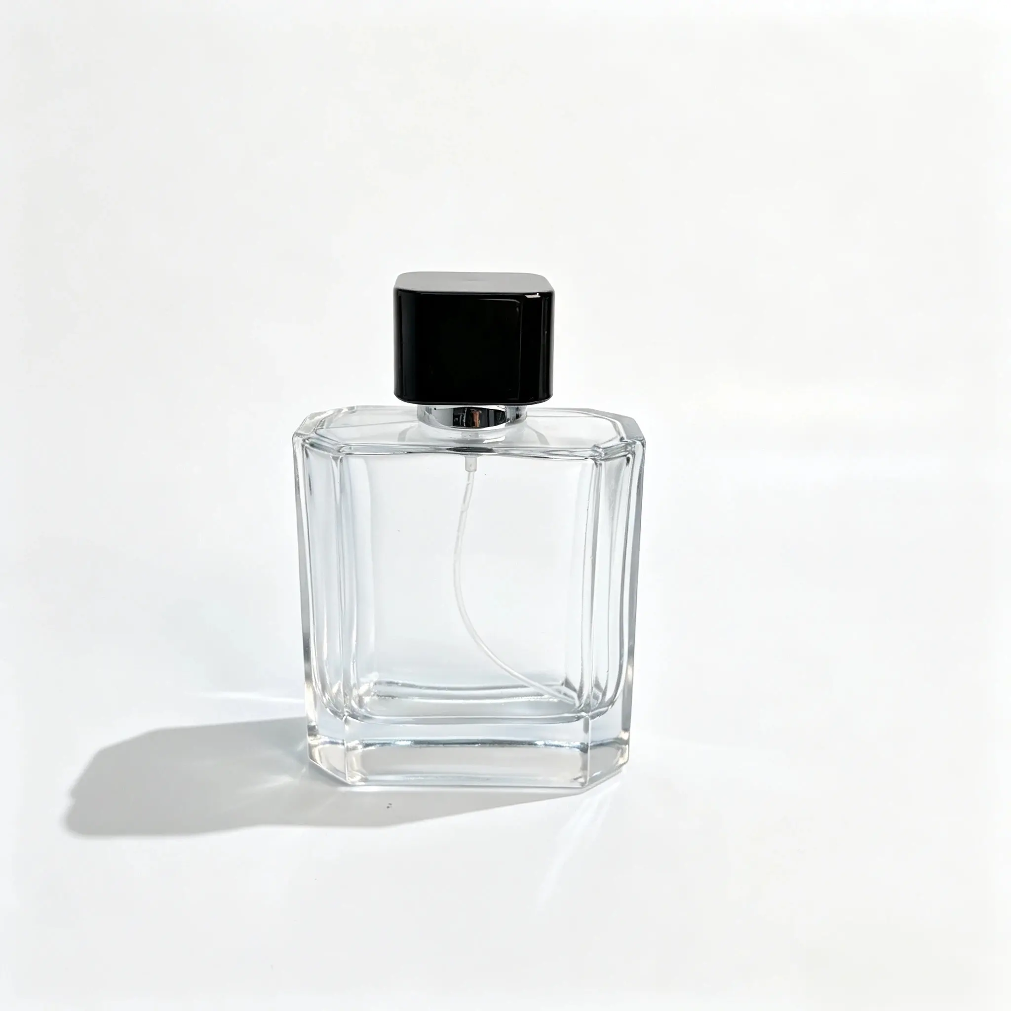 ภาพด้านหน้าของขวดน้ำหอมแก้วทรงสี่เหลี่ยมผืนผ้าลายริ้ว 100ml แสดงให้เห็นตัวขวดแก้วทรงกว้าง รายละเอียดลายริ้วแนวตั้ง และฝาน้ำหอมที่ประกอบเข้าด้วยกัน.