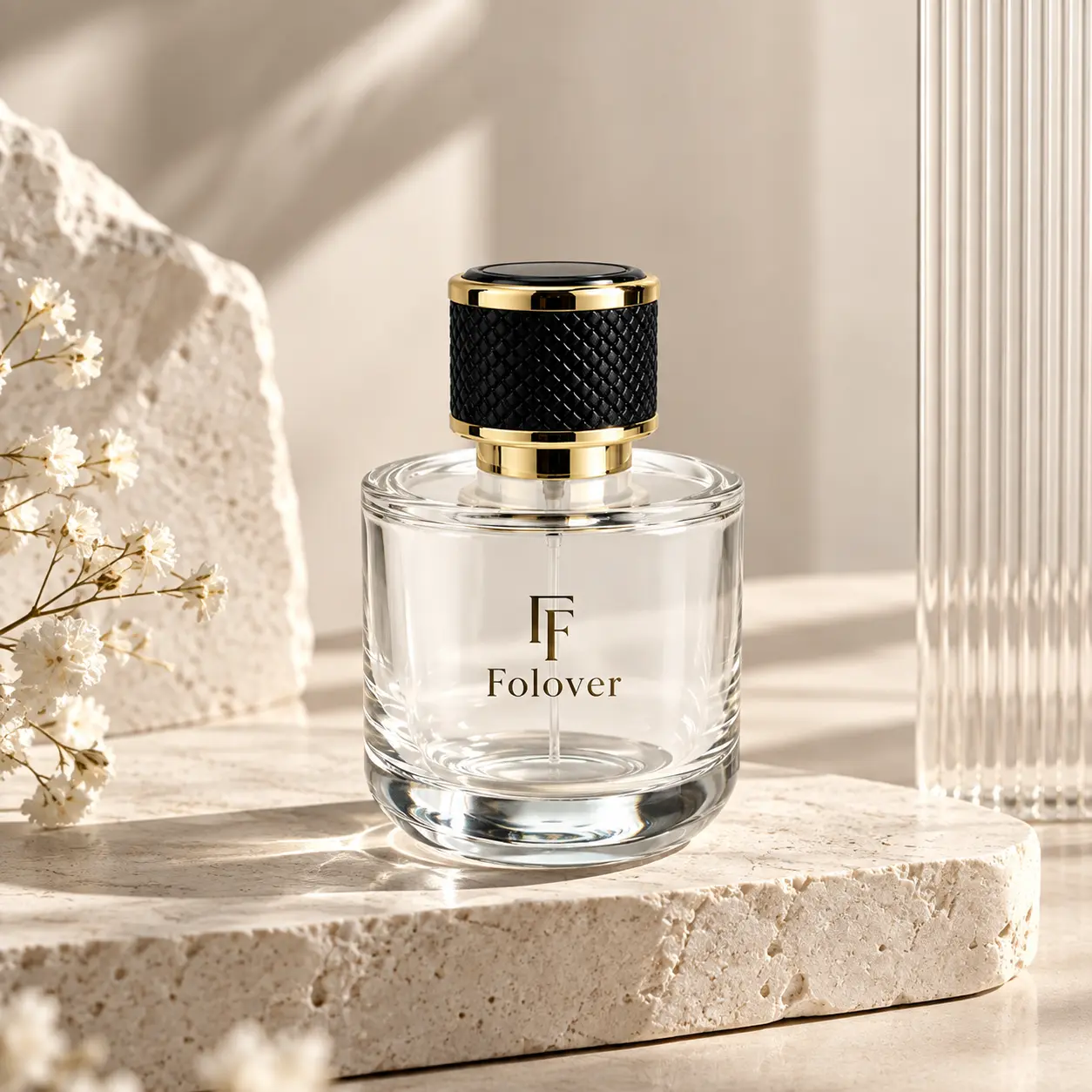 Monte edilmiş 100ml kısa yuvarlak parfüm şişesi, bir parfüm sergileme sahnesinde sunulmaktadır; geniş gövdesi, dekoratif kapağı ve kompakt ambalaj oranları görülmektedir.