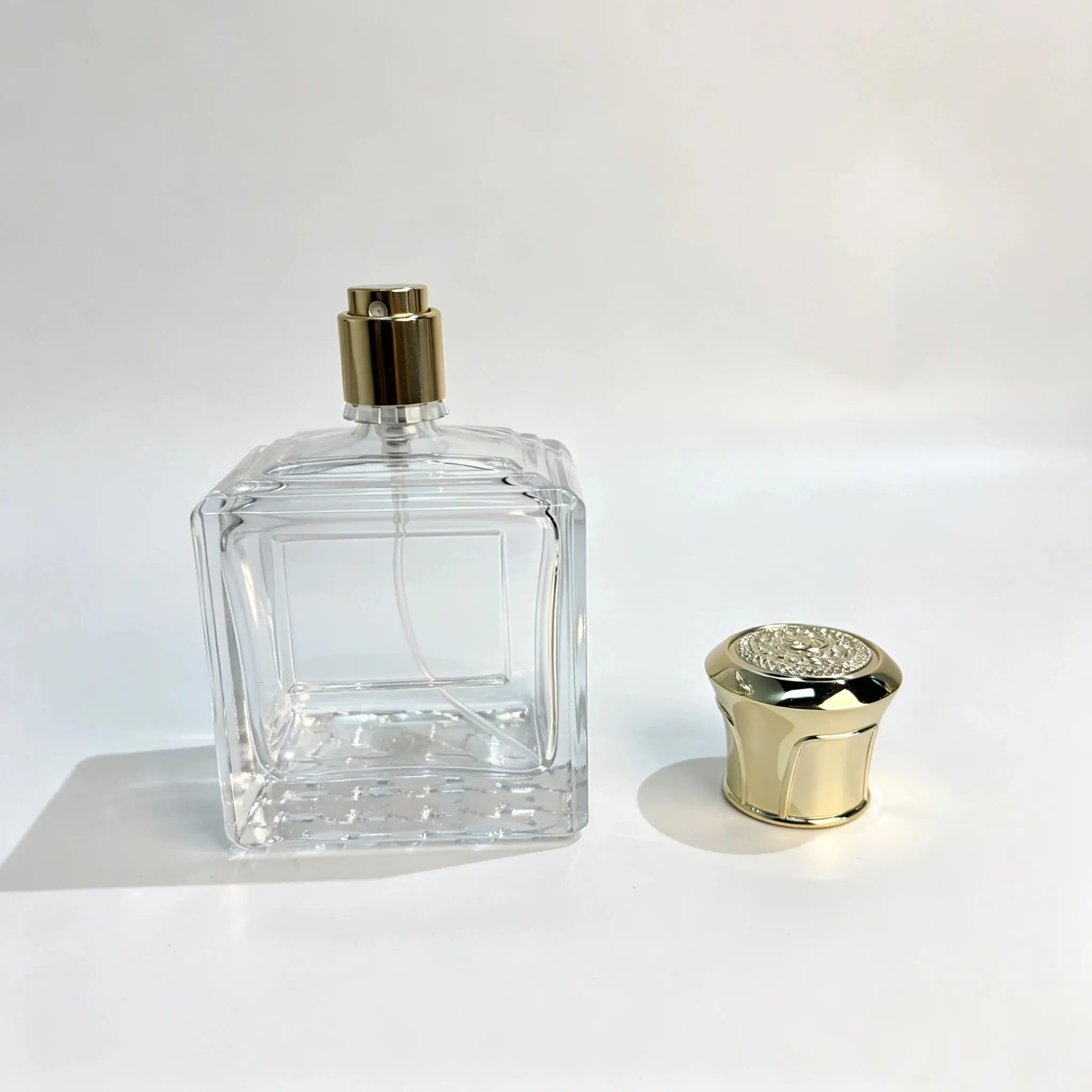 100ml Square Perfume Bottle – Ornate Crown Cap Removed View Decorative crown cap positioned beside the 100ml square perfume bottle, showing the bottle neck and spray assembly with the cap removed.