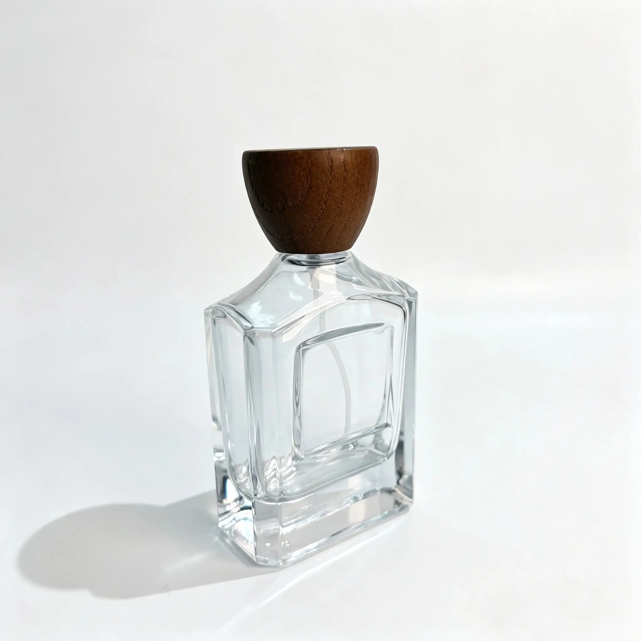100ml Square Perfume Bottle – Side Profile Side profile of the 100ml square perfume bottle showing its narrower body depth and the proportions of the assembled cap.