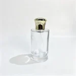 منظر أمامي لزجاجة العطر ذات الجوانب المستقيمة 100ml مع غطائها الزخرفي الذهبي بشكل التاج وبخاخ العطر المركّب.
