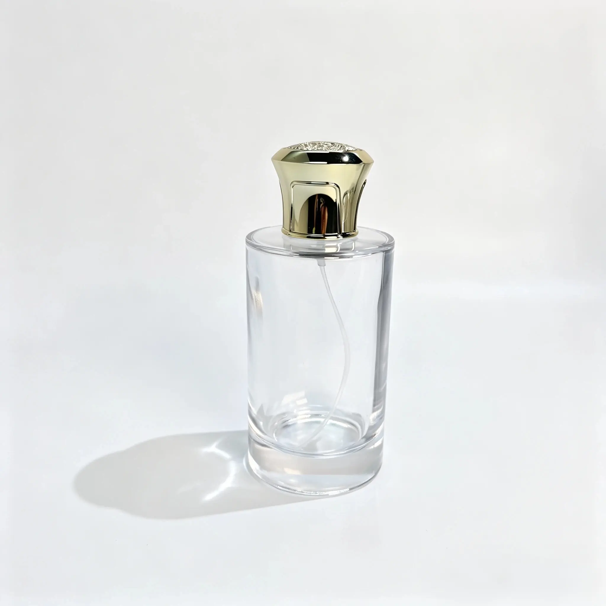 100ml زجاجة عطر مستقيمة الجوانب مع غطاء تاجي ذهبي، منظر أمامي منظر أمامي لزجاجة العطر ذات الجوانب المستقيمة 100ml مع غطائها الزخرفي الذهبي بشكل التاج وبخاخ العطر المركّب.