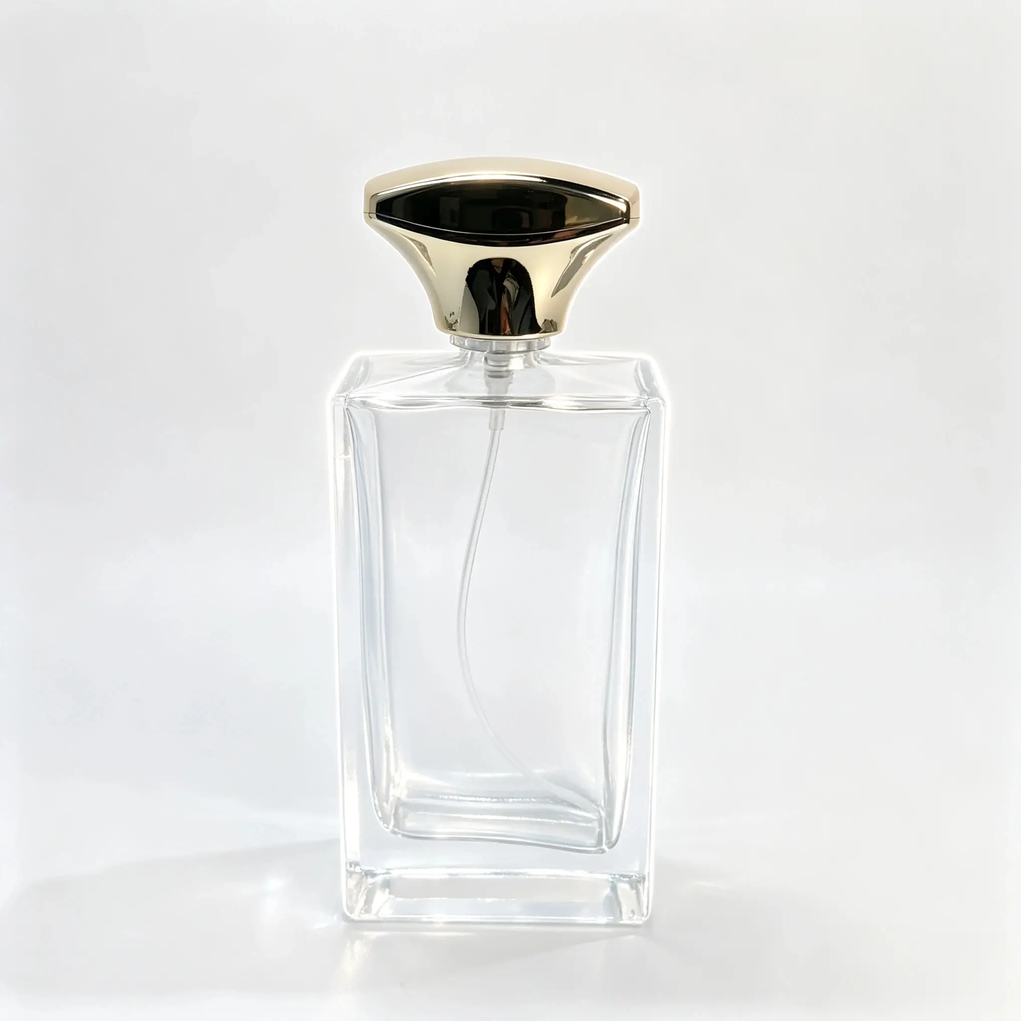 100ml 슬림 직사각형 유리 향수병 - 정면도 길쭉한 몸체, 두꺼운 유리 베이스 및 조립된 캡을 보여주는 100ml 슬림 직사각형 유리 향수병의 정면도.