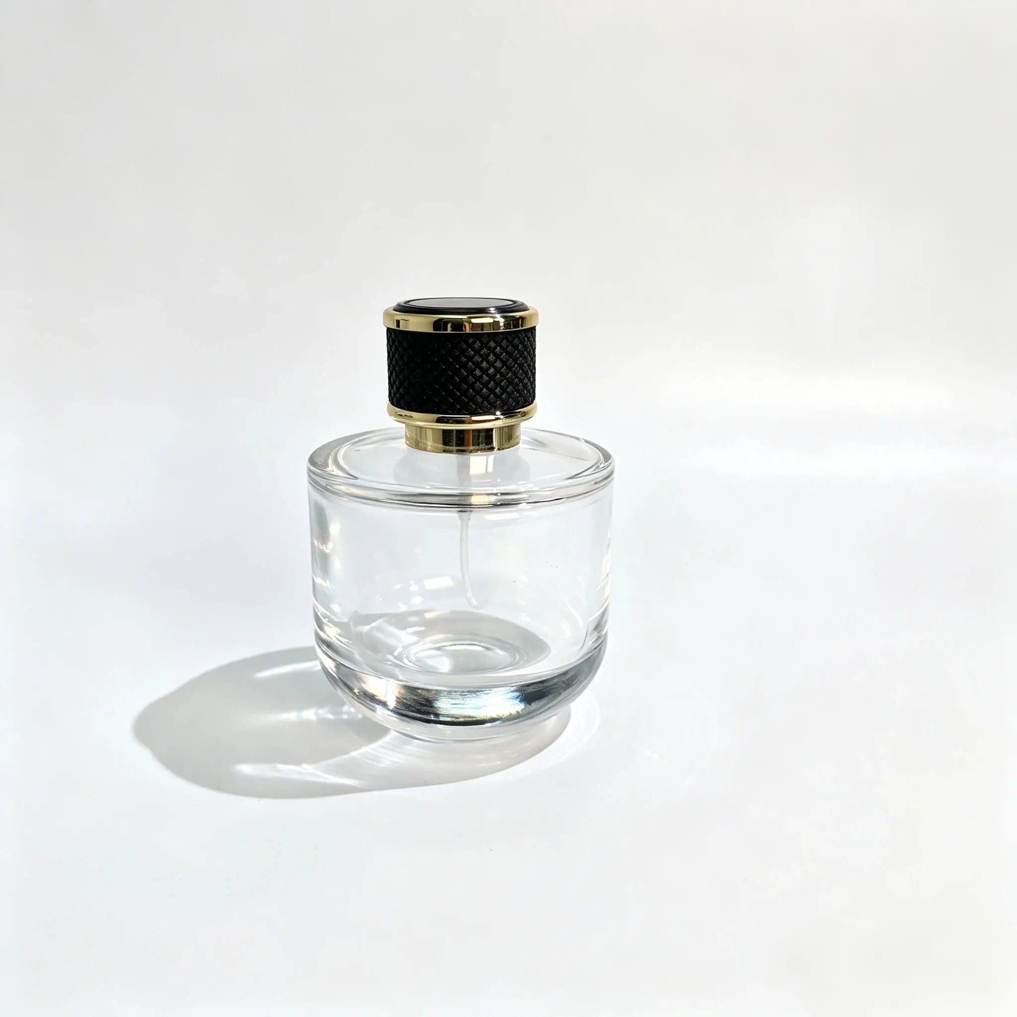 100ml kalın tabanlı parfüm şişesinin yandan yatay görünümü; dairesel tabanı ve geniş silindirik gövdesi görülüyor.