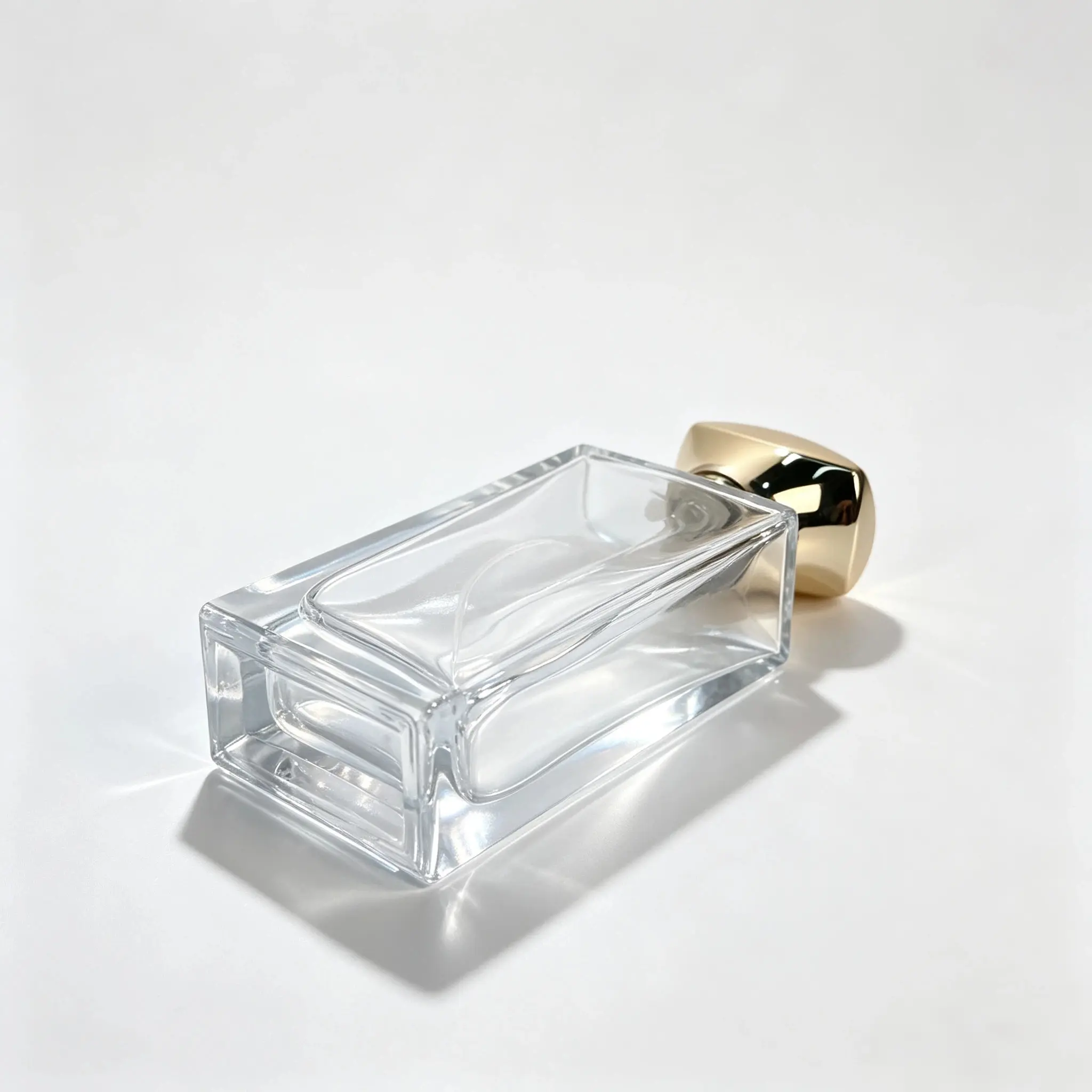 100ml 두꺼운 베이스 직사각형 향수병 - 베이스 뷰 다른 시점에서 바닥 구조와 두꺼운 유리 베이스를 보여주는 옆으로 눕힌 100ml 직사각형 유리 향수병.