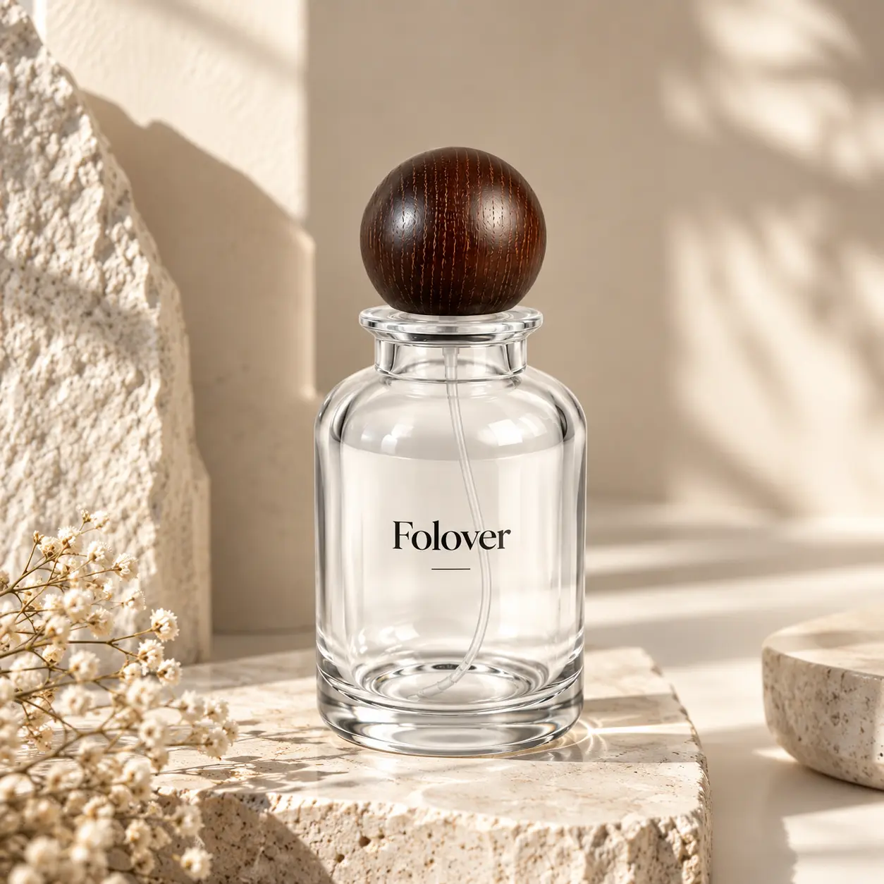 100ml yuvarlak parfüm şişesi, ahşap top kapağıyla birlikte bir koku ambalajı sergileme ortamında sunuluyor.