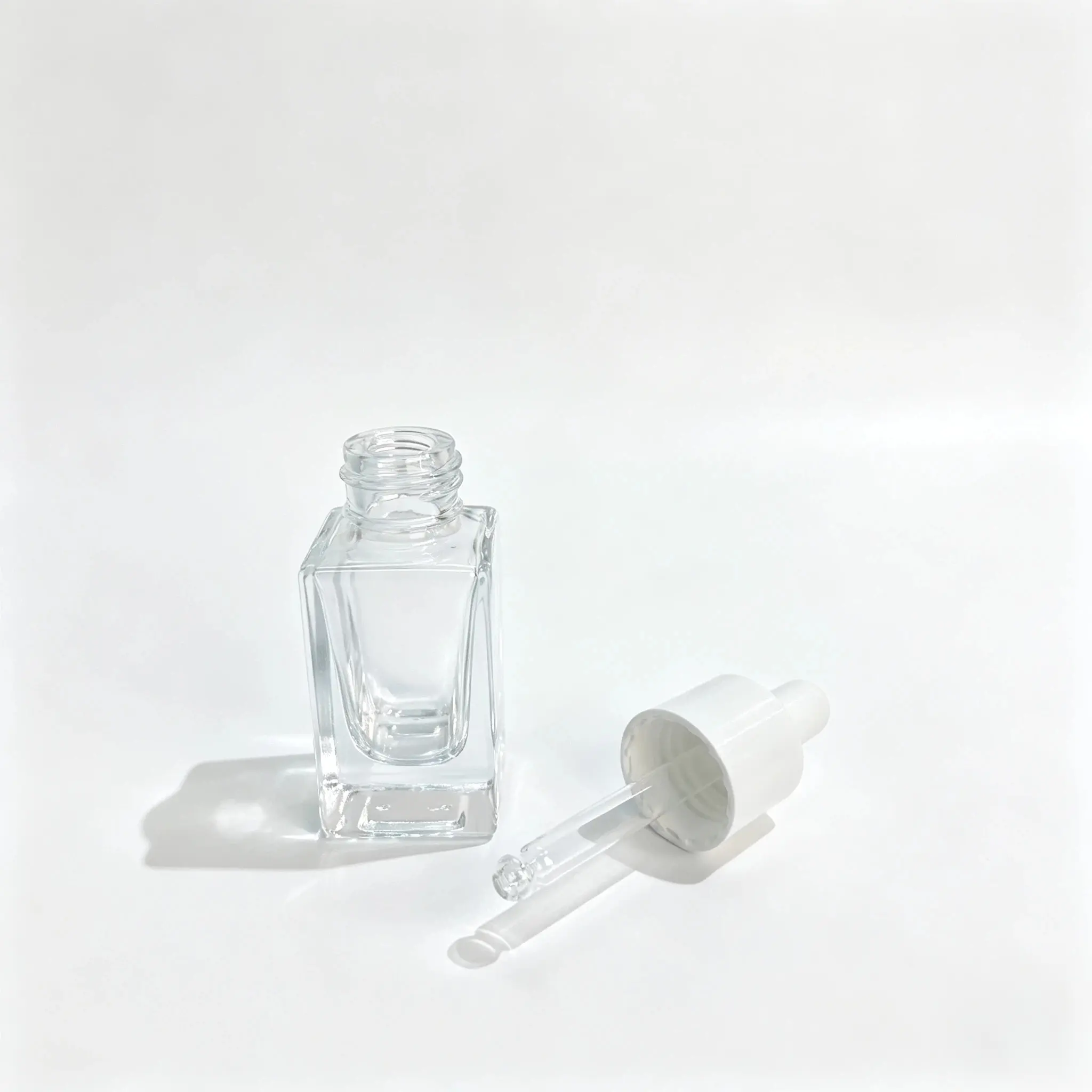 10ml flacone per siero quadrato trasparente senza chiusura mostrato con accessori di packaging