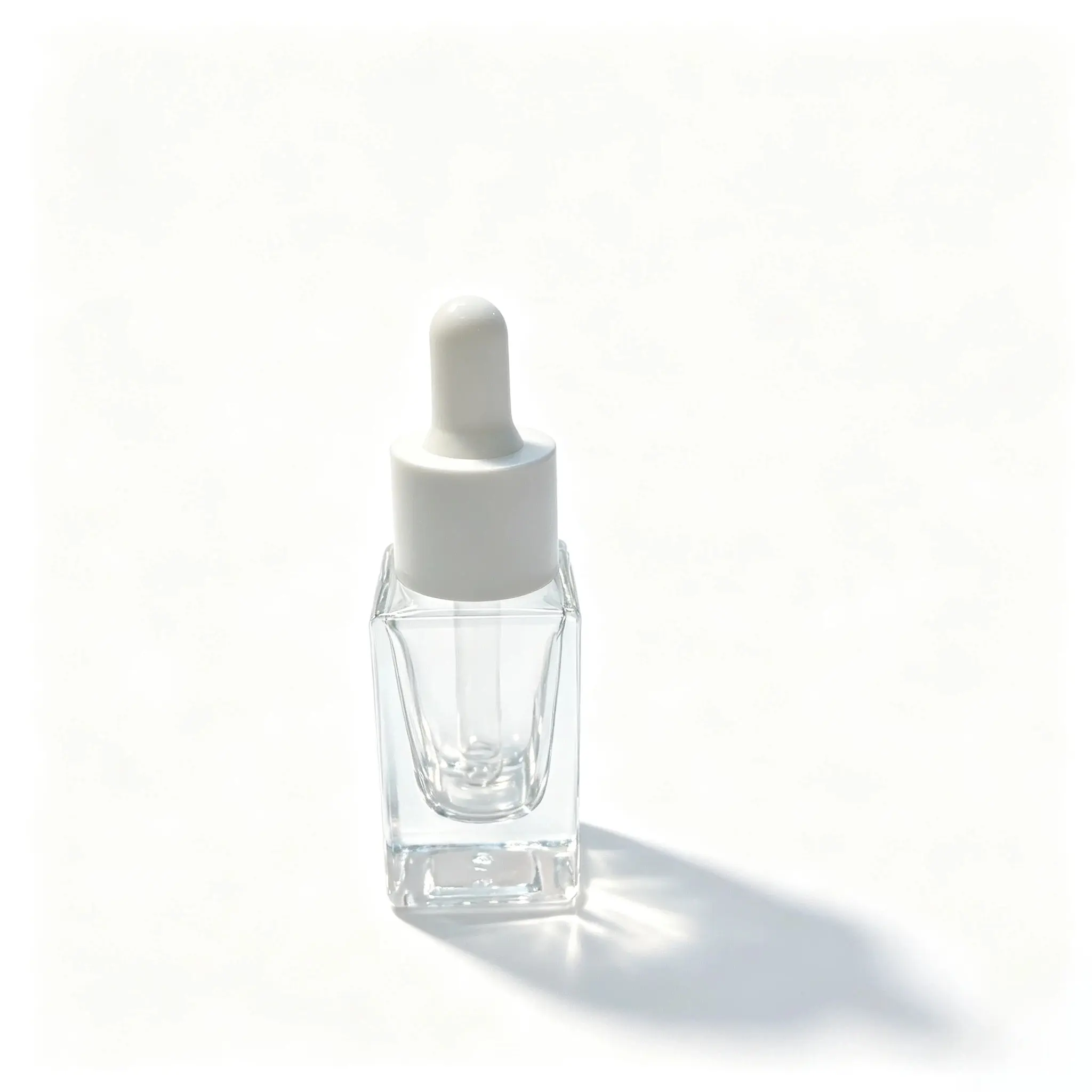 10ml flacone per siero quadrato trasparente mostrato frontalmente con chiusura assemblata