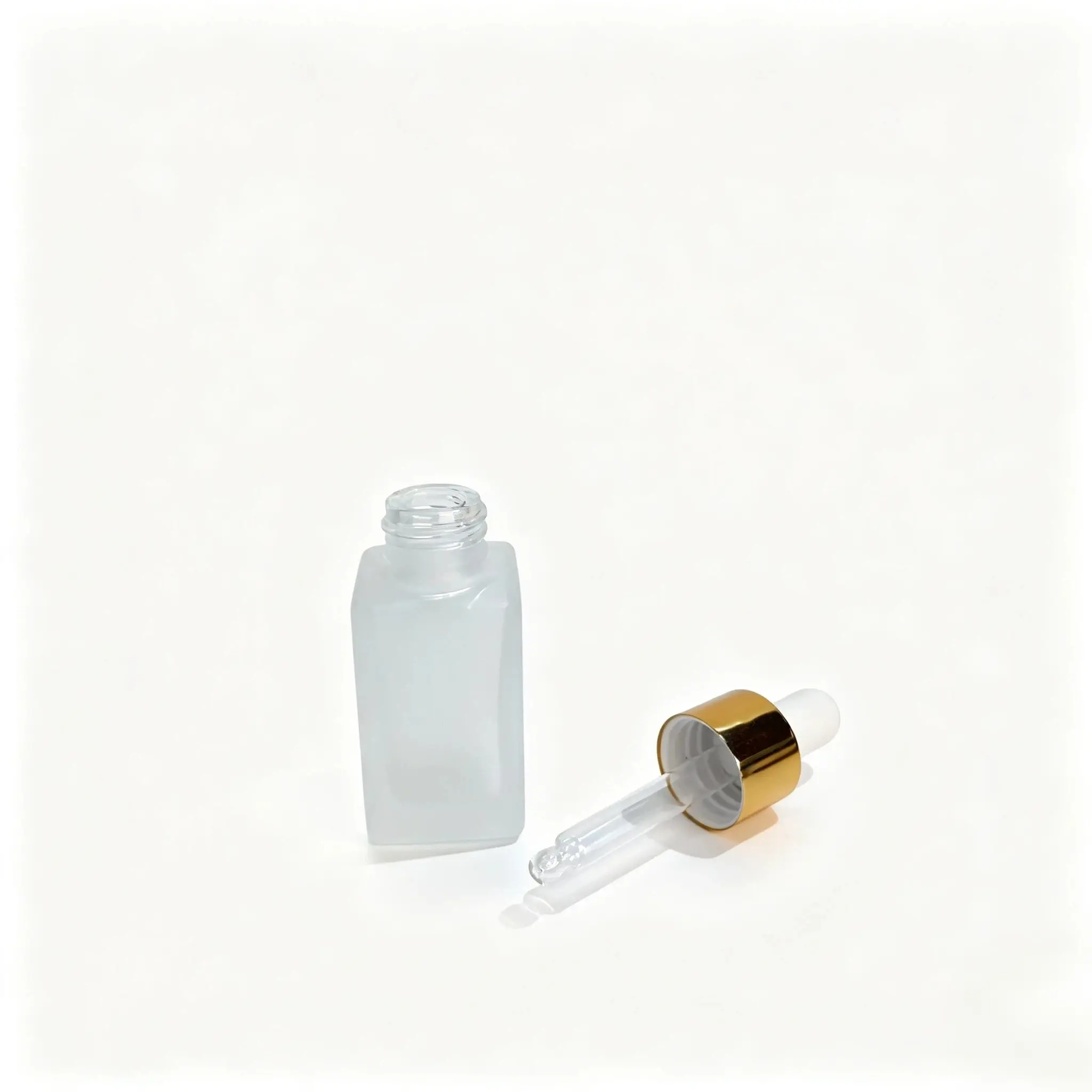 10ml flacone per olio essenziale mostrato insieme al suo componente contagocce per la valutazione del packaging