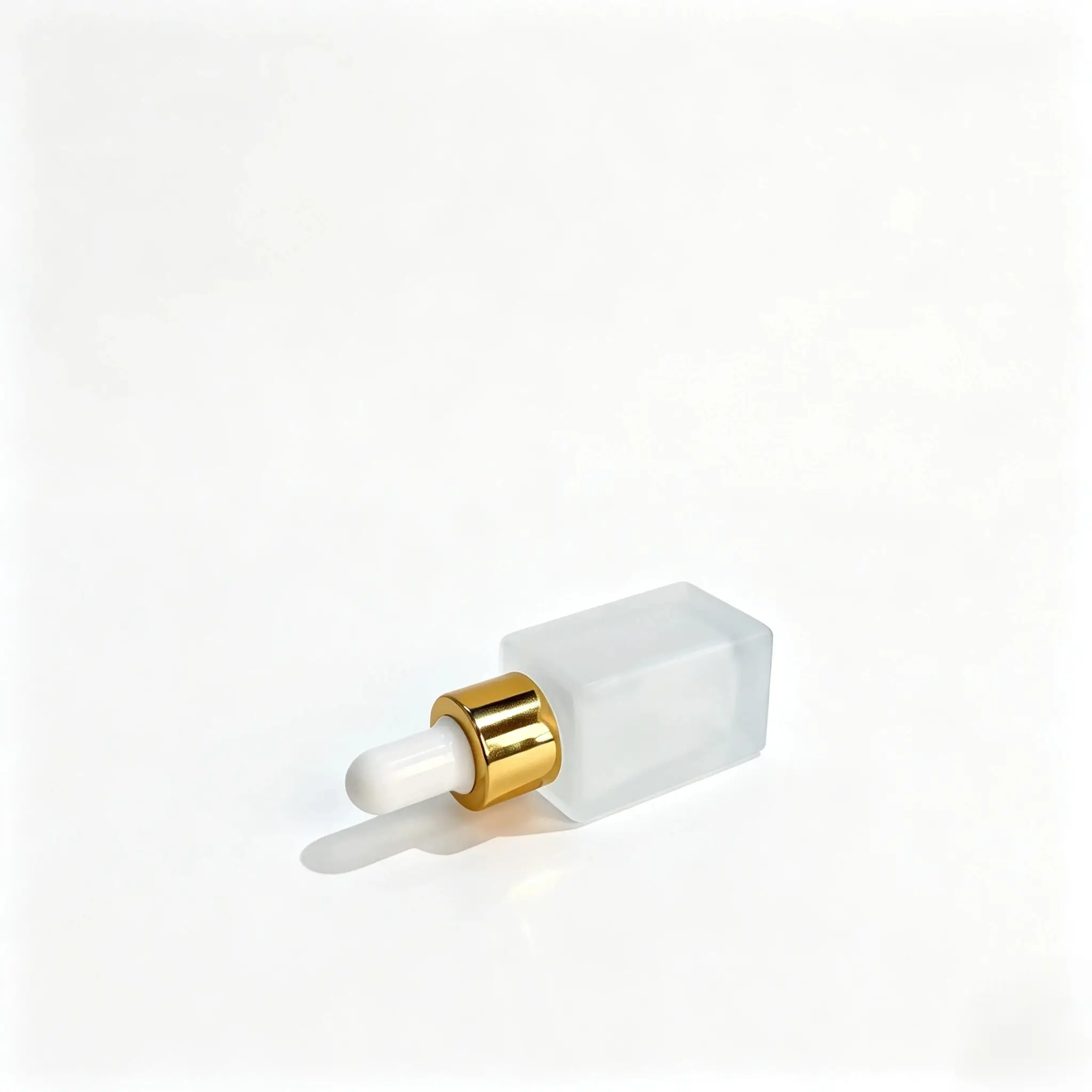 Vista laterale del flacone contagocce per olio essenziale 10ml che mostra il profilo compatto del flacone e le proporzioni complessive