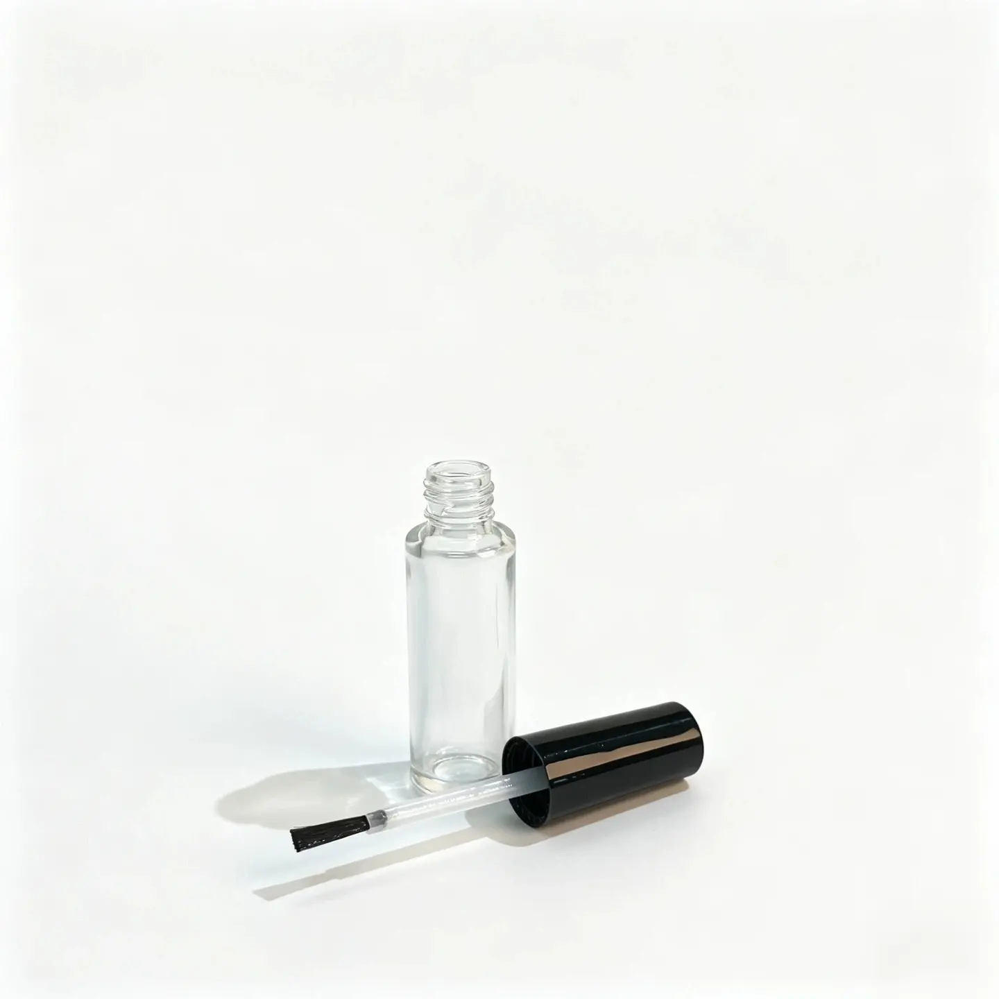 10ml frasco de vidrio para esmalte de uñas mostrado con la tapa y el pincel por separado para la selección del envasado