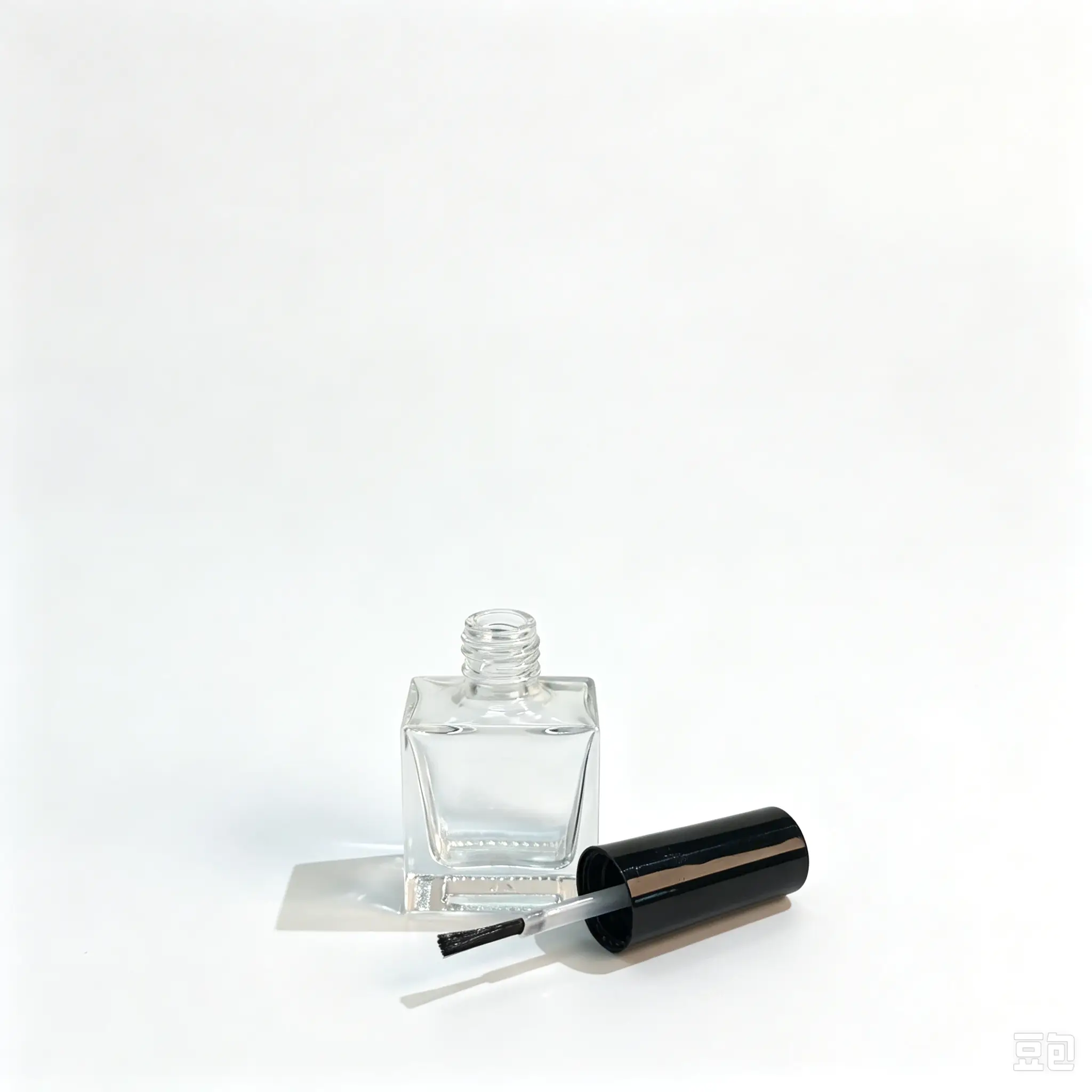 10ml Glas-Nagellackflasche mit separatem Verschluss und Bürstenkomponenten zur Verpackungsbewertung gezeigt