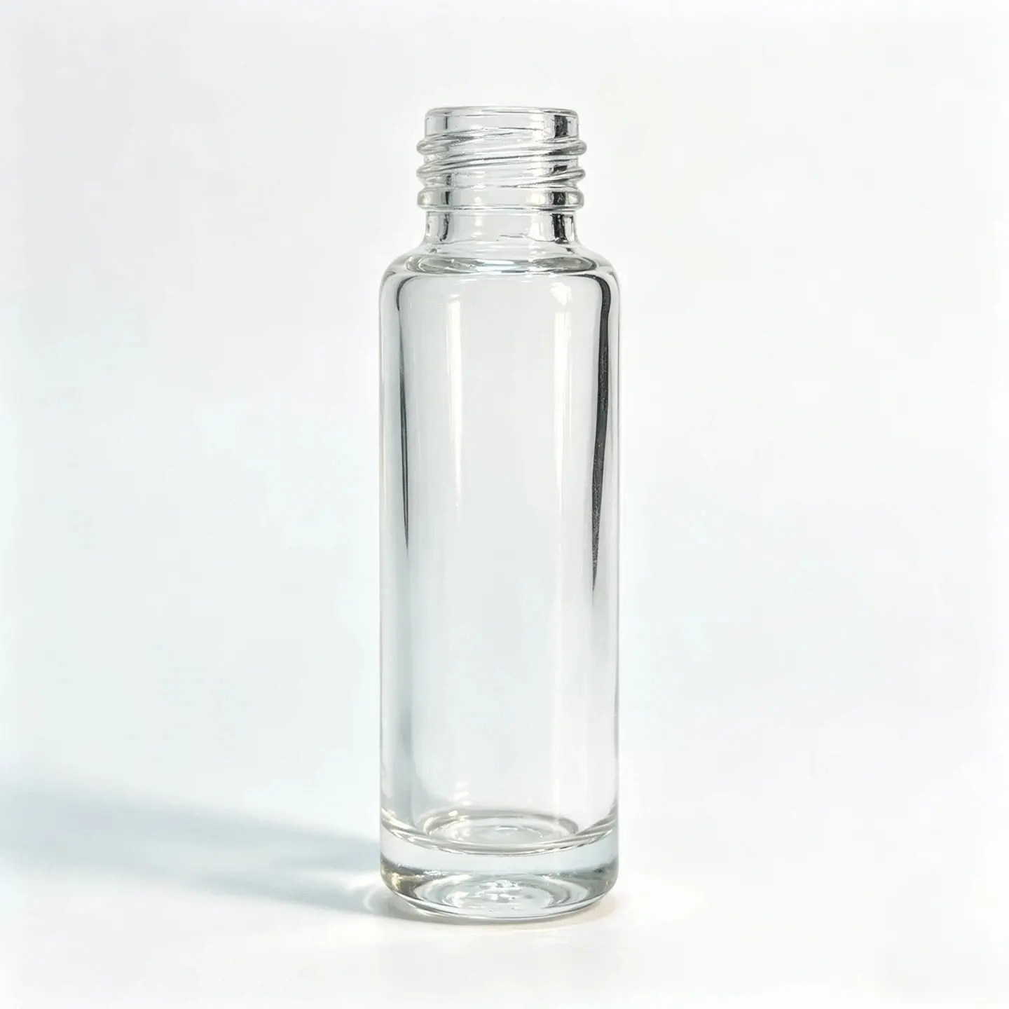 10ml frasco redondo de vidrio para esmalte de uñas mostrado sin la tapa para revelar el frasco desnudo y la zona del cuello