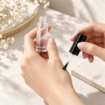 Botella de vidrio redonda 10ml para esmalte de uñas mostrada en un entorno de aplicación de envases para color de uñas