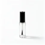 10ml frasco de esmalte de uñas de vidrio redondo y esbelto visto de frente con tapa negra y pincel interno