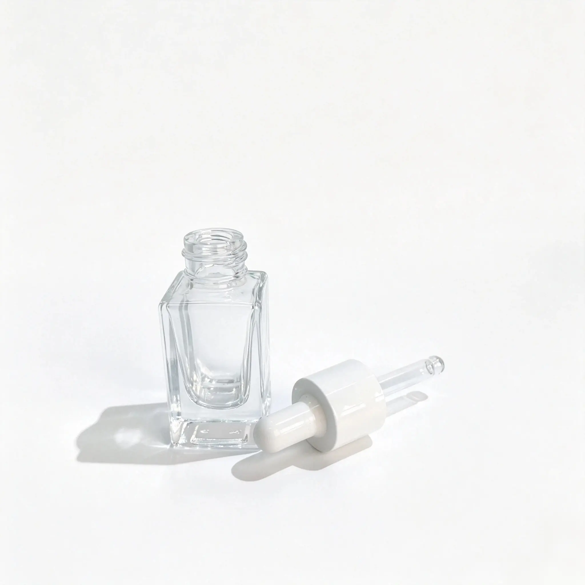 10ml flacone per siero quadrato mostrato accanto a un componente contagocce separato