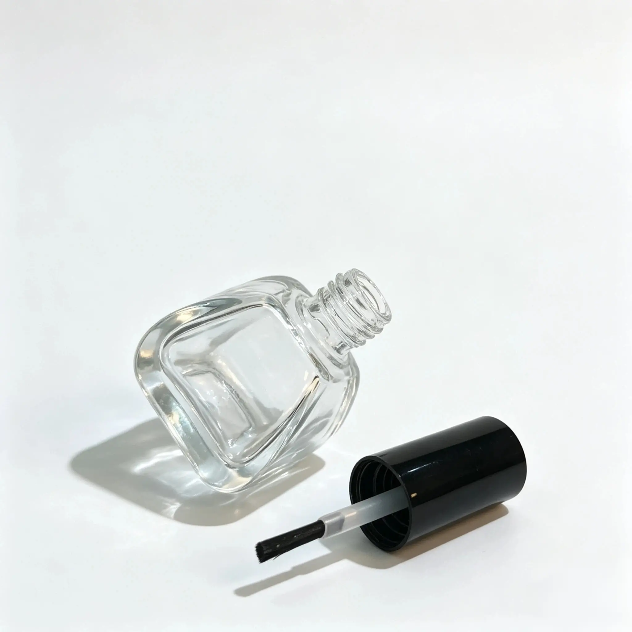 14ml Componentes de tampa e pincel do frasco de vidro para verniz de unhas 14ml frasco de vidro para verniz de unhas apresentado com a tampa preta e os componentes do pincel de verniz de unhas ao lado do frasco