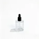 15ml kozmetik serum şişesinin monte edilmiş kapak ve kapatma bileşenleriyle önden görünümü