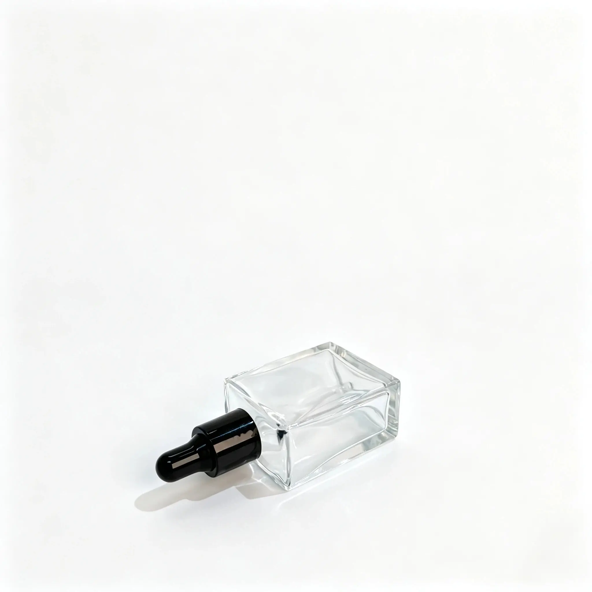 15ml Vidalı Boyunlu Serum Şişesi Yan Yapı 15ml vidalı boyunlu serum şişesinin yan yapı görünümü ve kompakt şişe profili