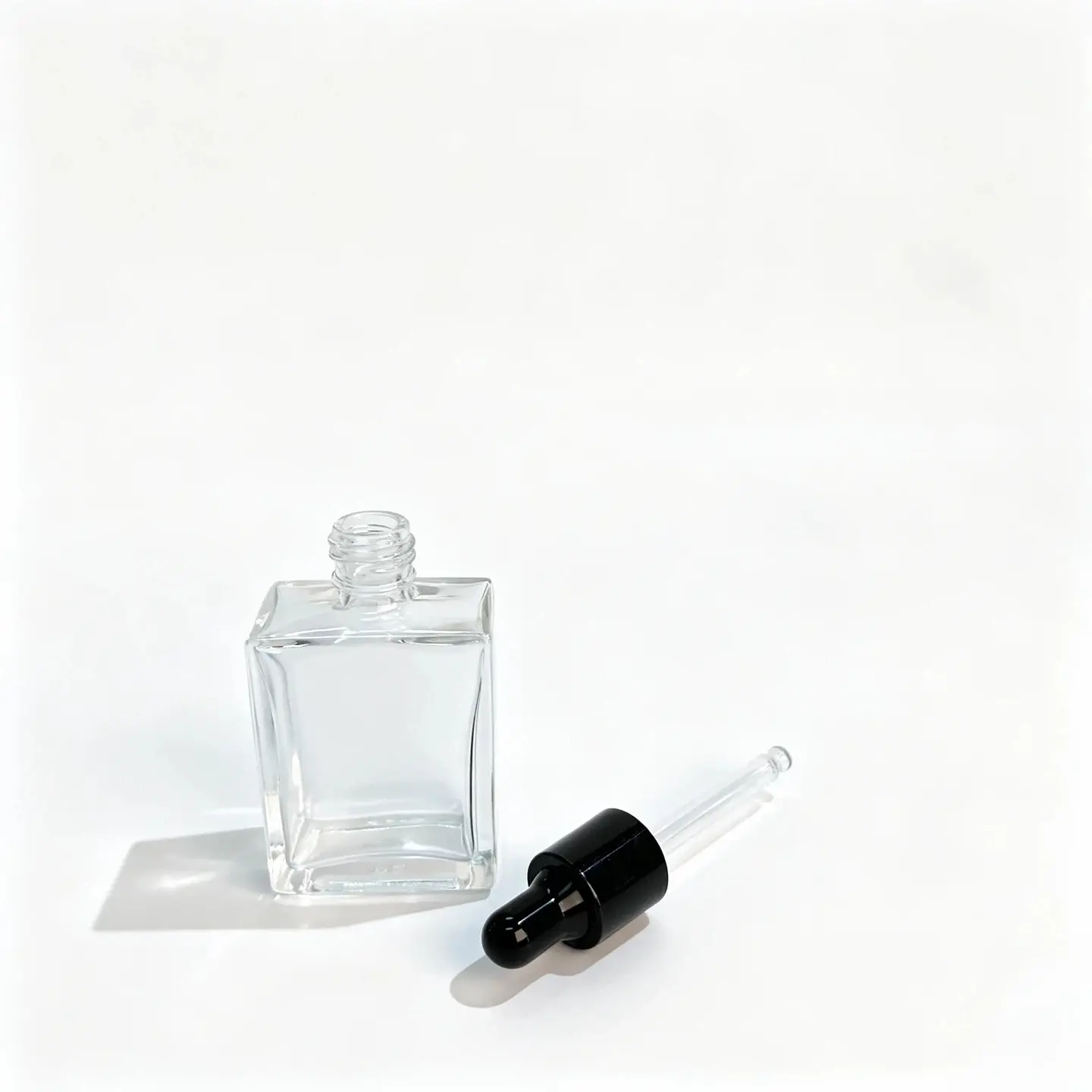 15ml Serum Şişesi ve Aksesuarları 15ml serum şişesinin monte edilmiş kapatma bileşeni olmadan uyumlu ambalaj bileşenleriyle birlikte görünümü