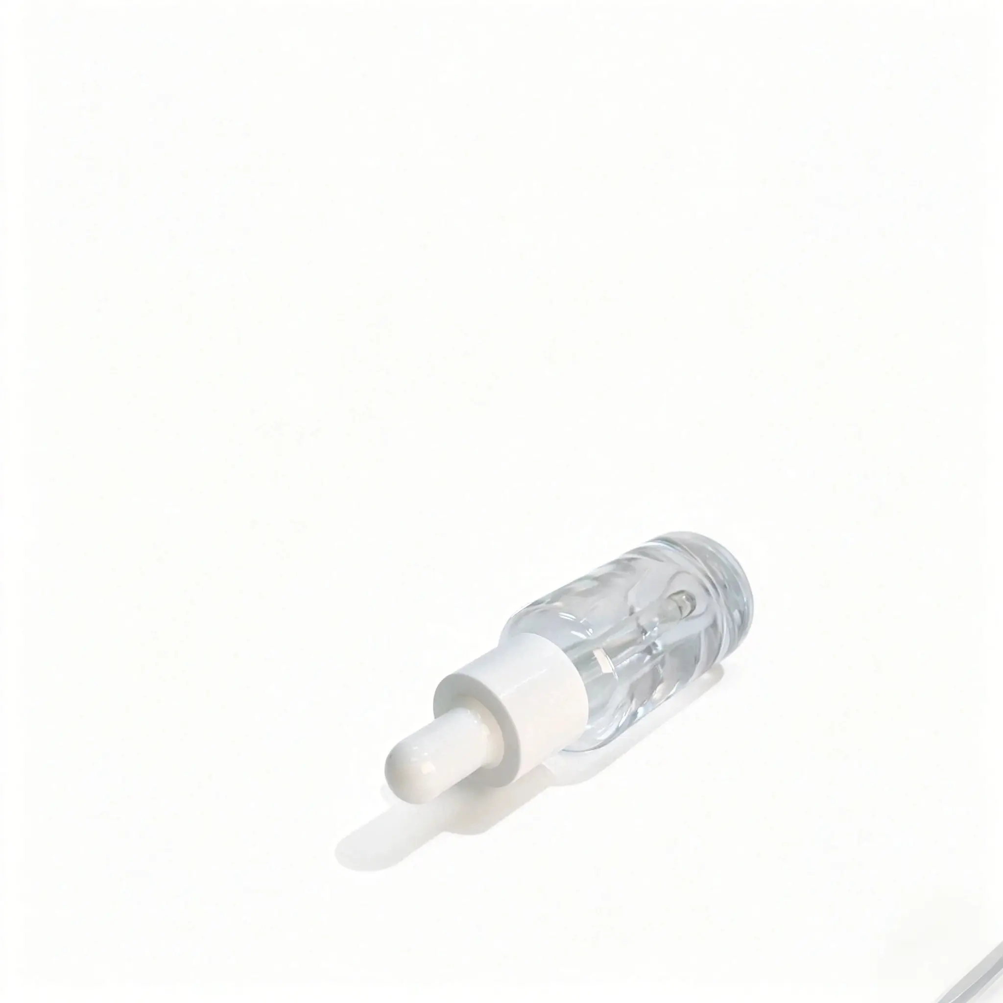 Flacone in vetro per siero 15ml senza chiusura, mostrato con il componente contagocce separato per la valutazione del packaging