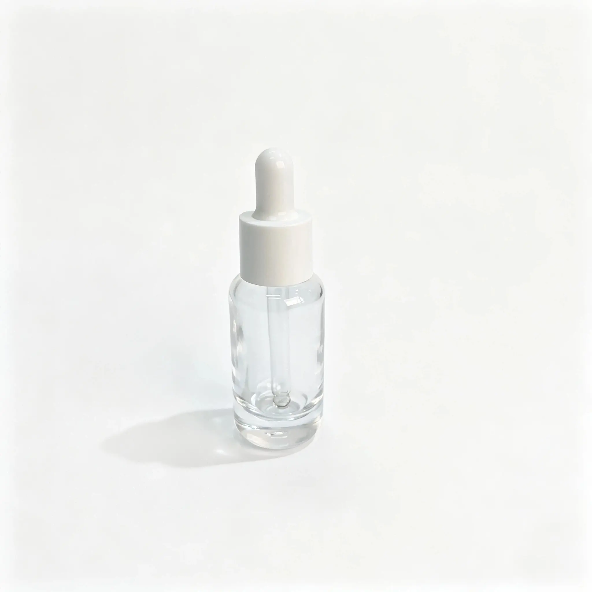 15ml flacone in vetro per siero esposto in verticale in una scena di packaging skincare