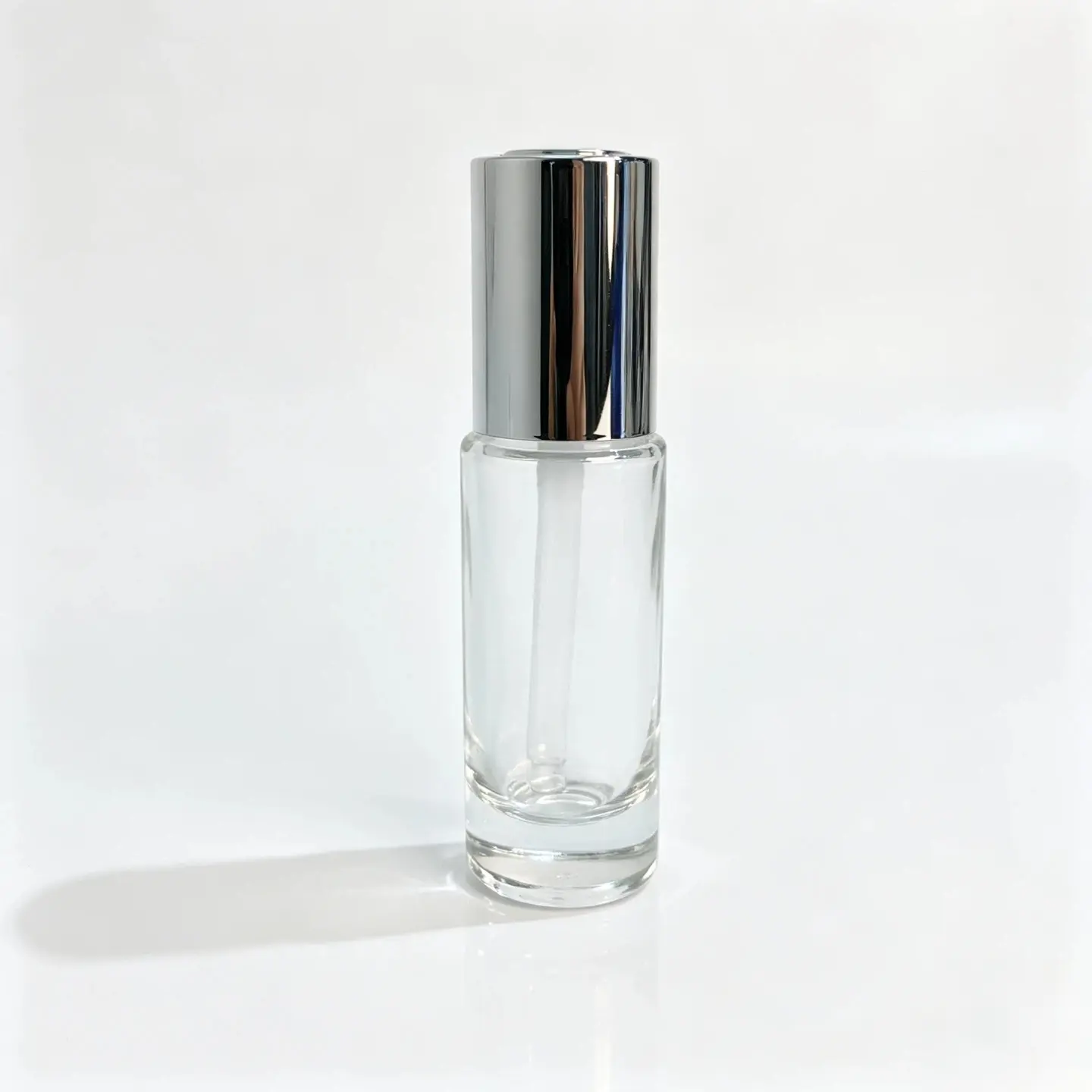 15ml Vista frontale del flacone contagocce per siero 15ml flacone contagocce per siero mostrato in verticale in una scena di prodotto finito per il packaging skincare