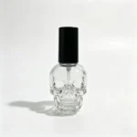 15ml sticluță de ojă din sticlă în formă de craniu cu capac, vedere frontală care prezintă designul distinctiv de craniu.