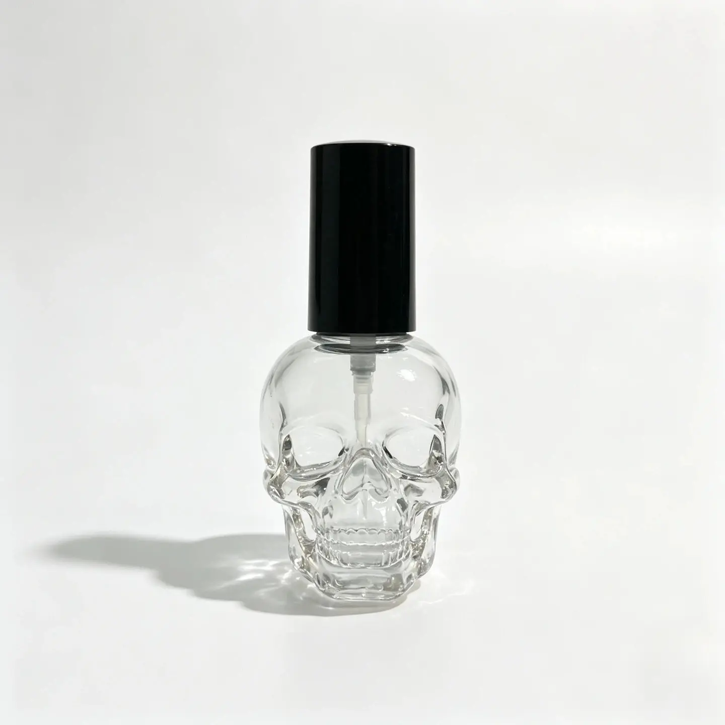 15ml Sticlă de ojă din sticlă în formă de craniu – Vedere frontală Vedere frontală a sticlei de ojă din sticlă în formă de craniu 15ml, care arată designul sculptat al craniului și capacul.