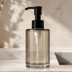 lotion pump nero 24/410 assemblato su un flacone di packaging cosmetico in un contesto applicativo