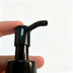 vista ravvicinata del lotion pump nero 24/410 che mostra i dettagli dell'attuatore e della testa di erogazione