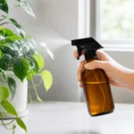 Trigger sprayer nero 28/410 con ugello lungo in funzione con una bottiglia compatibile in un'applicazione di spruzzo