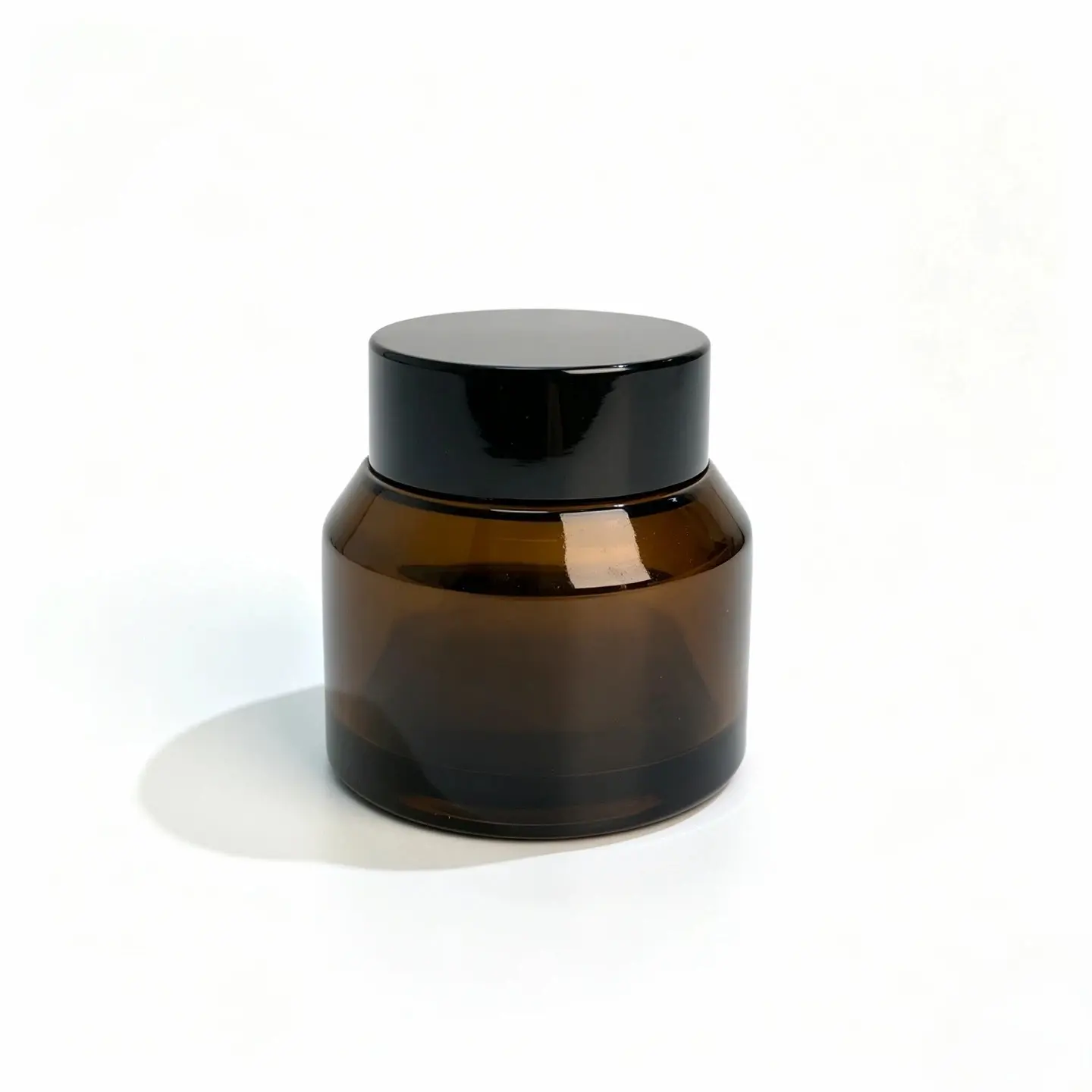 30g Tarro de crema de vidrio ámbar con tapa de rosca – Vista frontal Vista frontal de un tarro de crema de vidrio ámbar 30g con tapa de rosca, que muestra su cuerpo compacto y su cierre para el envasado de crema facial.