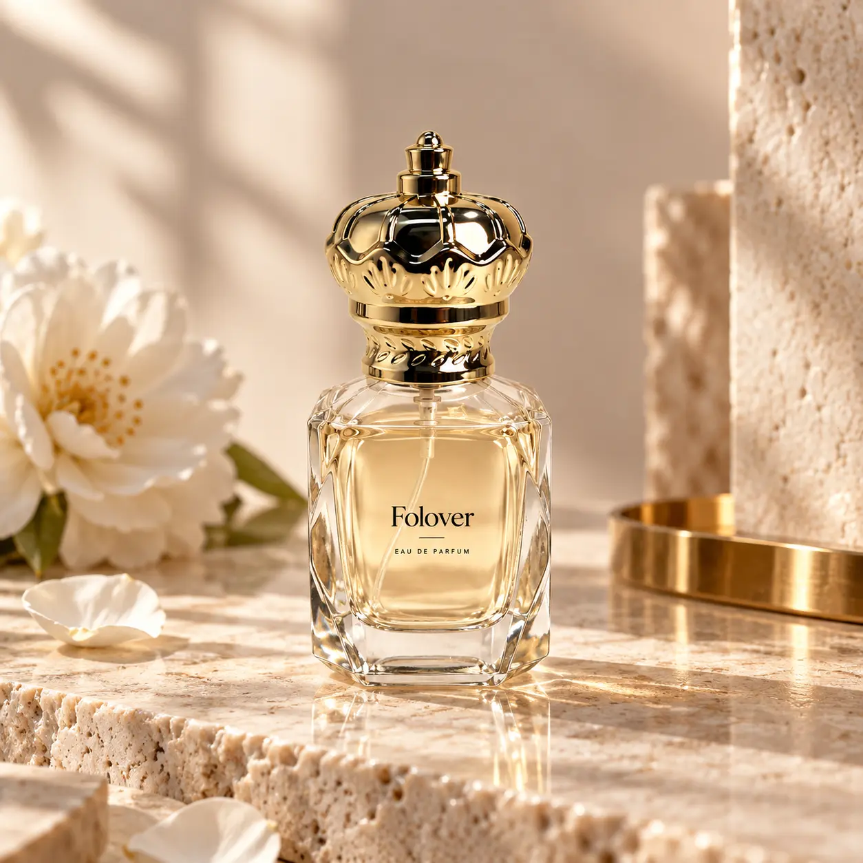 زجاجة عطر 30ml Crown Diamond معروضة في إطار عرض عطري مع غطائها الزخرفي وتصميم الزجاجة المجمّعة.