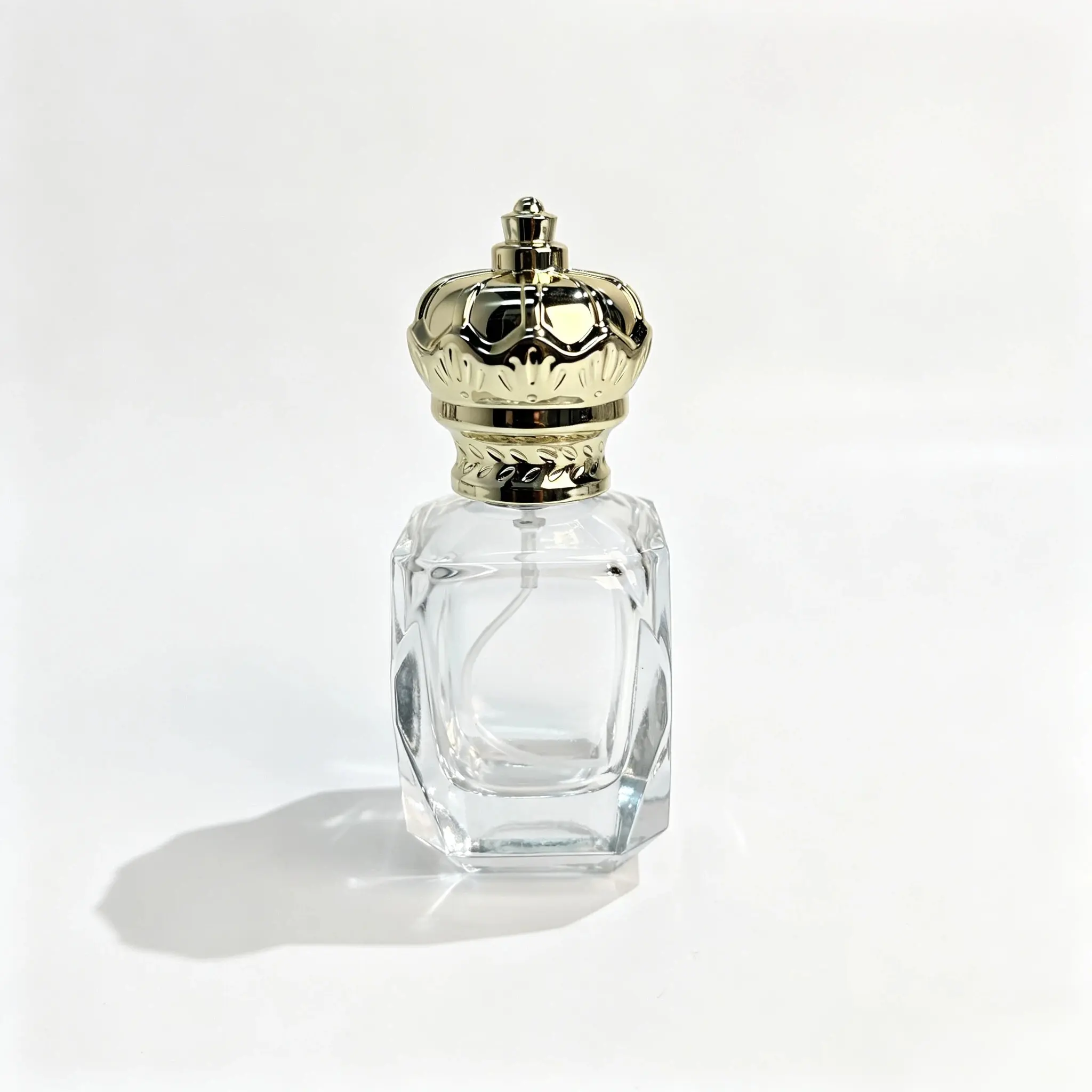 منظر أمامي لزجاجة عطر Crown Diamond 30ml تظهر جسمها المدمج وغطاءها الزخرفي على شكل تاج.