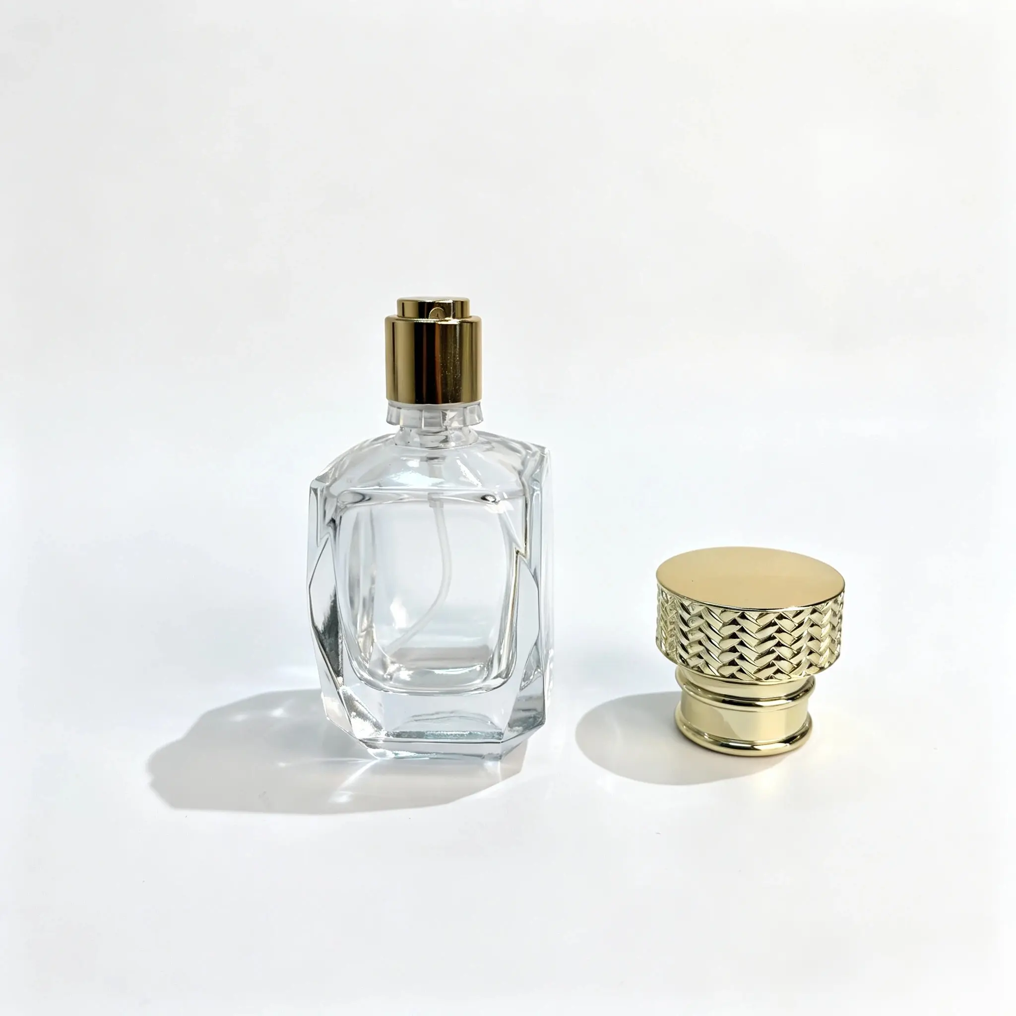 30ml Diamond Cut Glass Perfume Bottle – Woven Gold Cap Removed View 30ml diamond cut glass perfume bottle with the woven-texture gold cap removed and positioned beside the bottle to show the spray assembly.