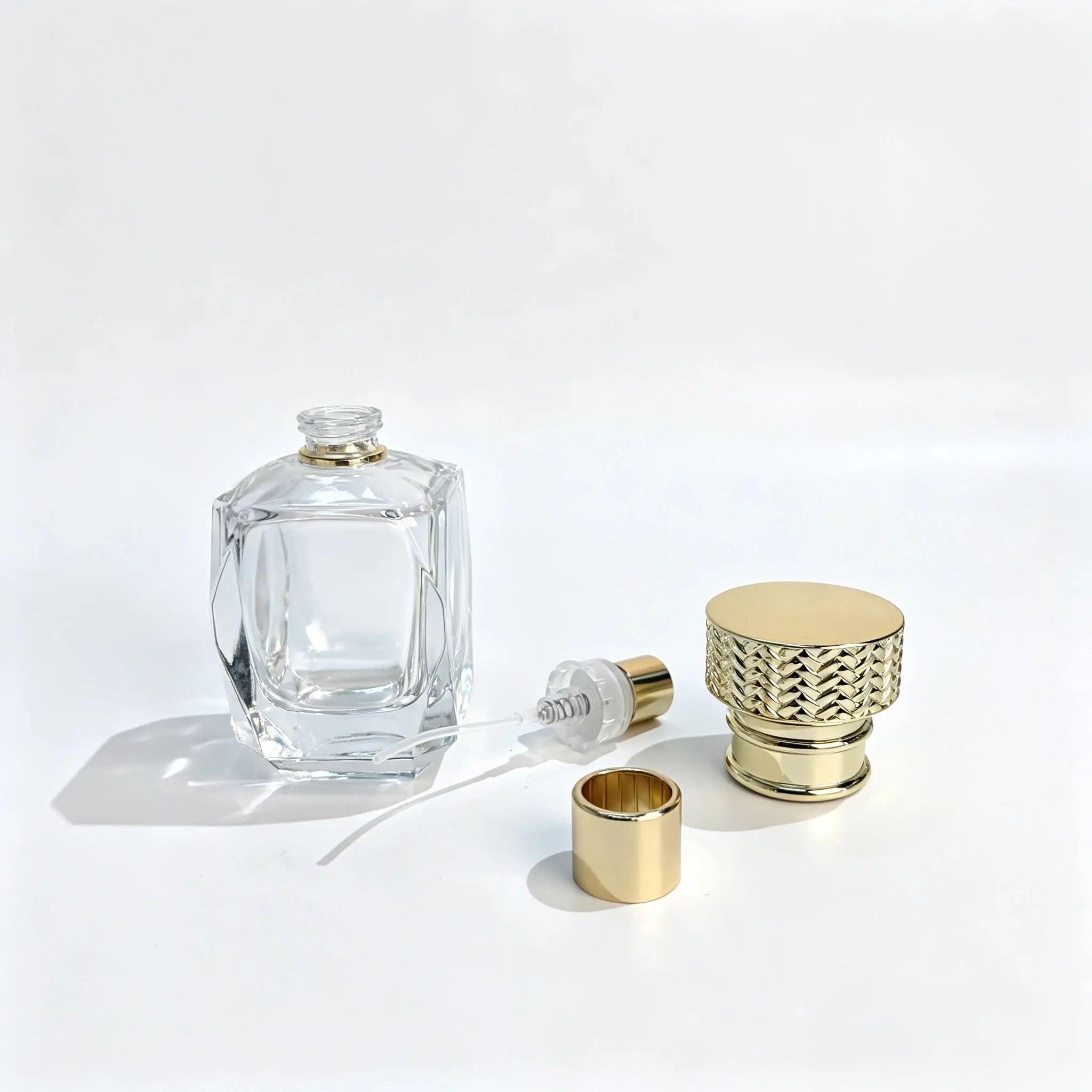 30ml Diamond Cut Perfume Bottle – Sprayer, Dip Tube and Gold Cap Components Separate components of the 30ml diamond cut perfume bottle, including the spray pump, dip tube, decorative gold cap, and glass bottle body.