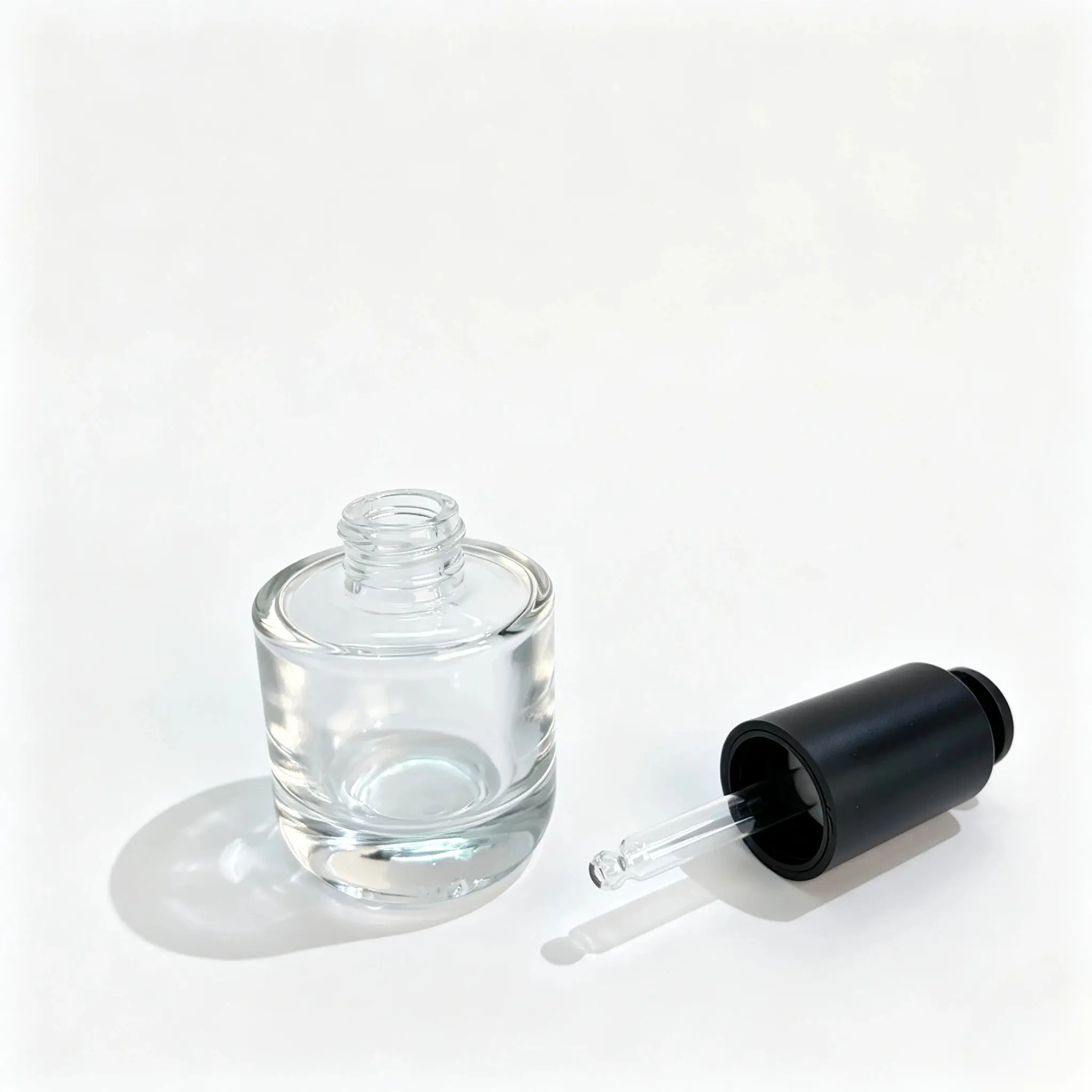 30ml boccetta per skincare mostrata separatamente con il suo componente contagocce per la valutazione del confezionamento