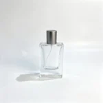 30ml Graphite Minimal parfüm şişesinin düz dikdörtgen gövdesi ve uyumlu kapağıyla önden görünümü.